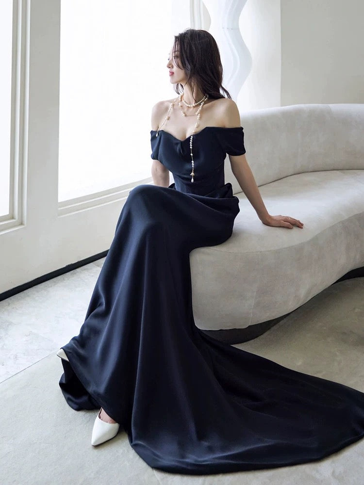 BLACK GOWN