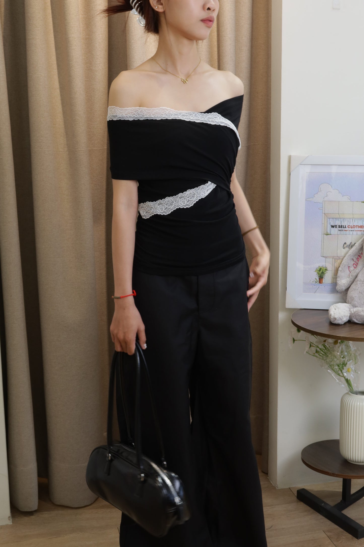 Lace accent black OS top