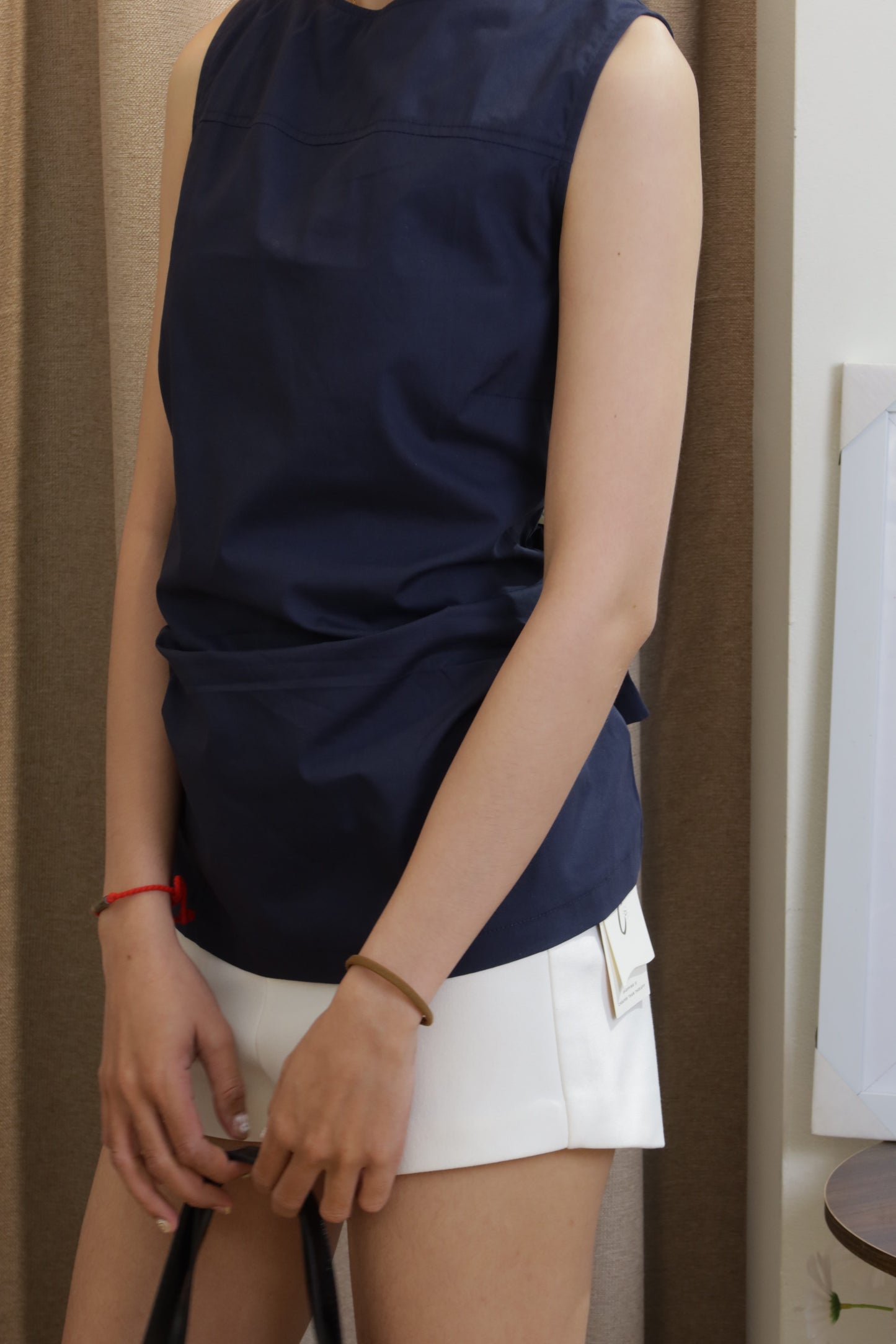 sleeveless boat neck top