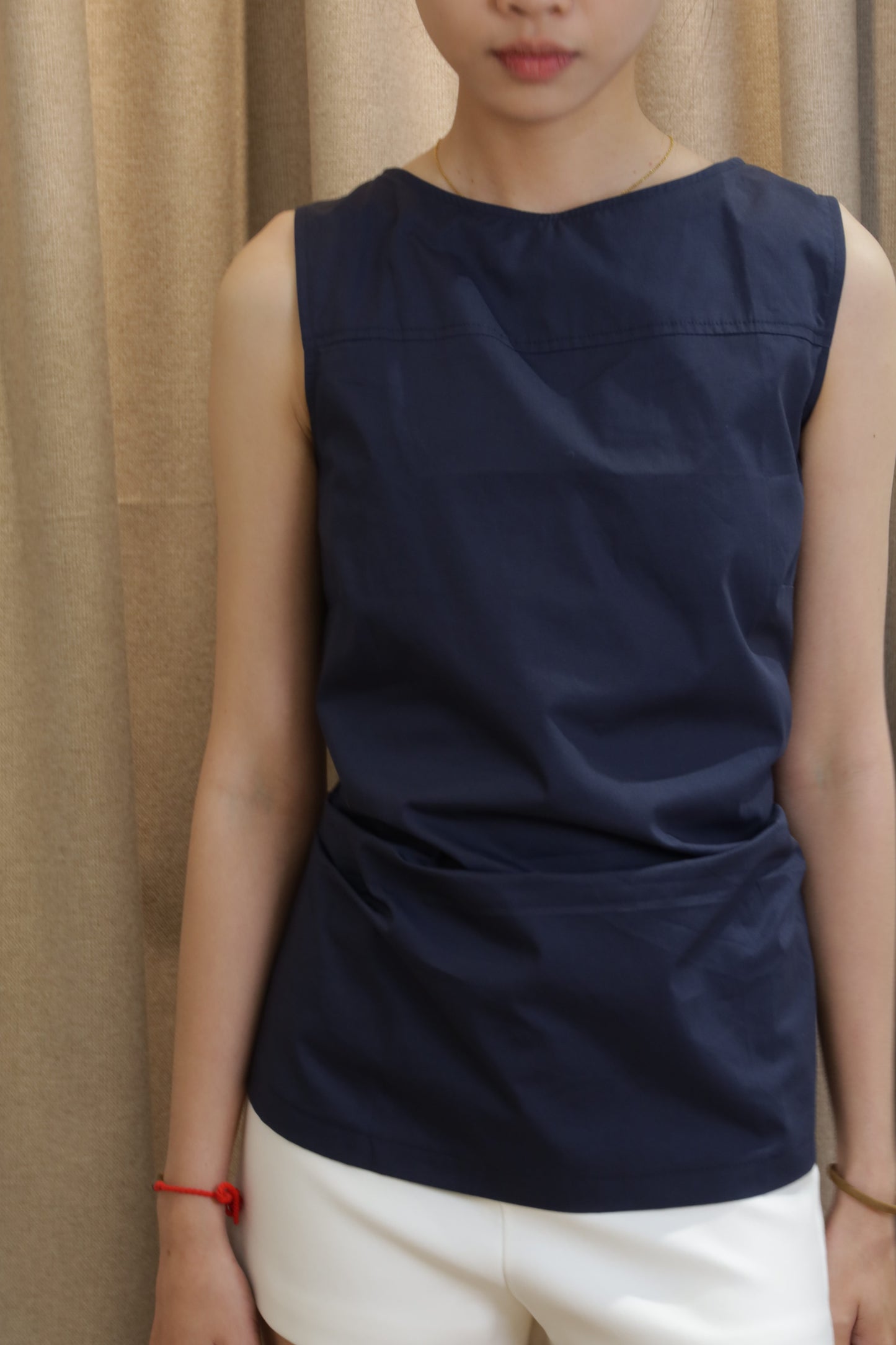 sleeveless boat neck top