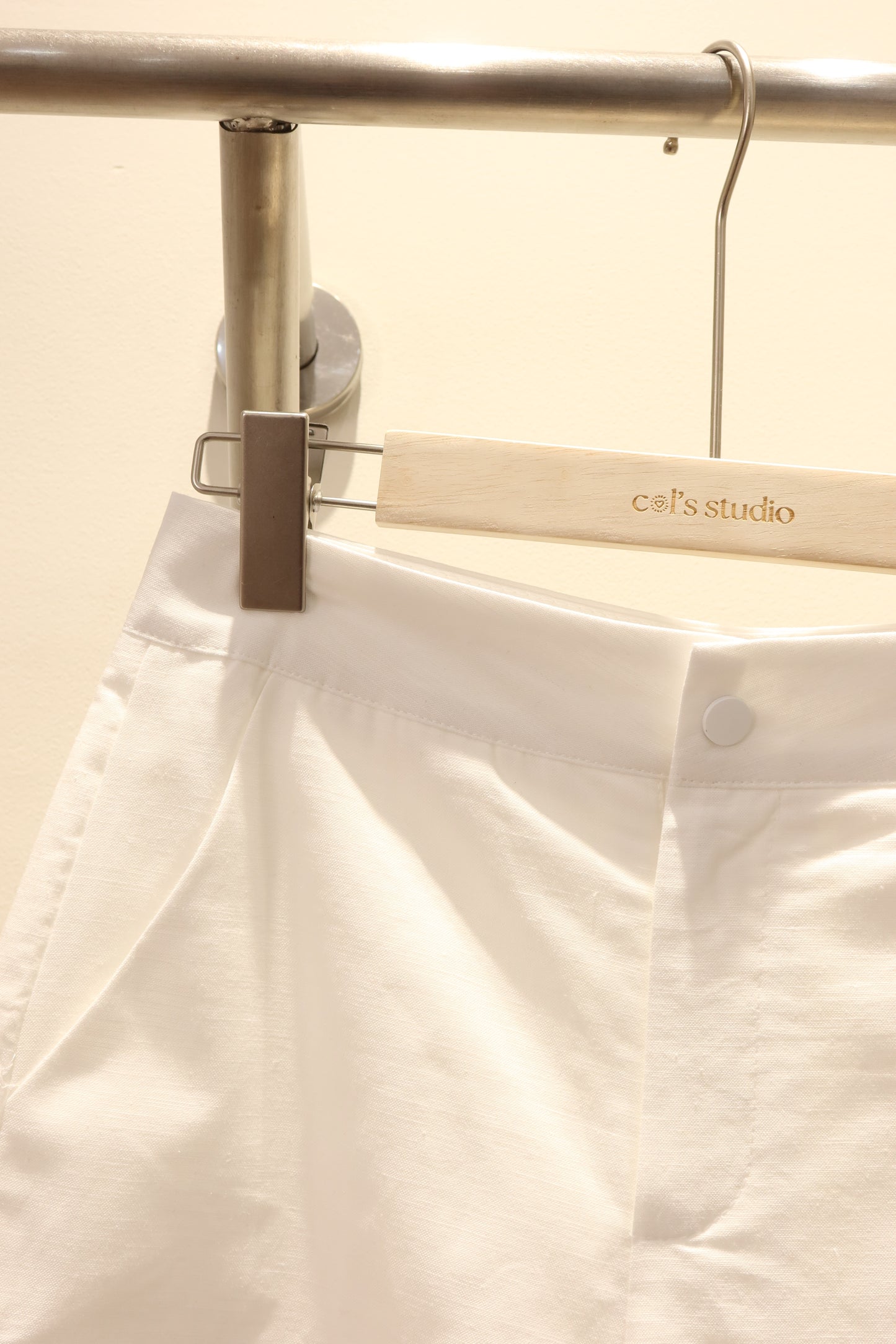 WHITE LINEN SHORTS