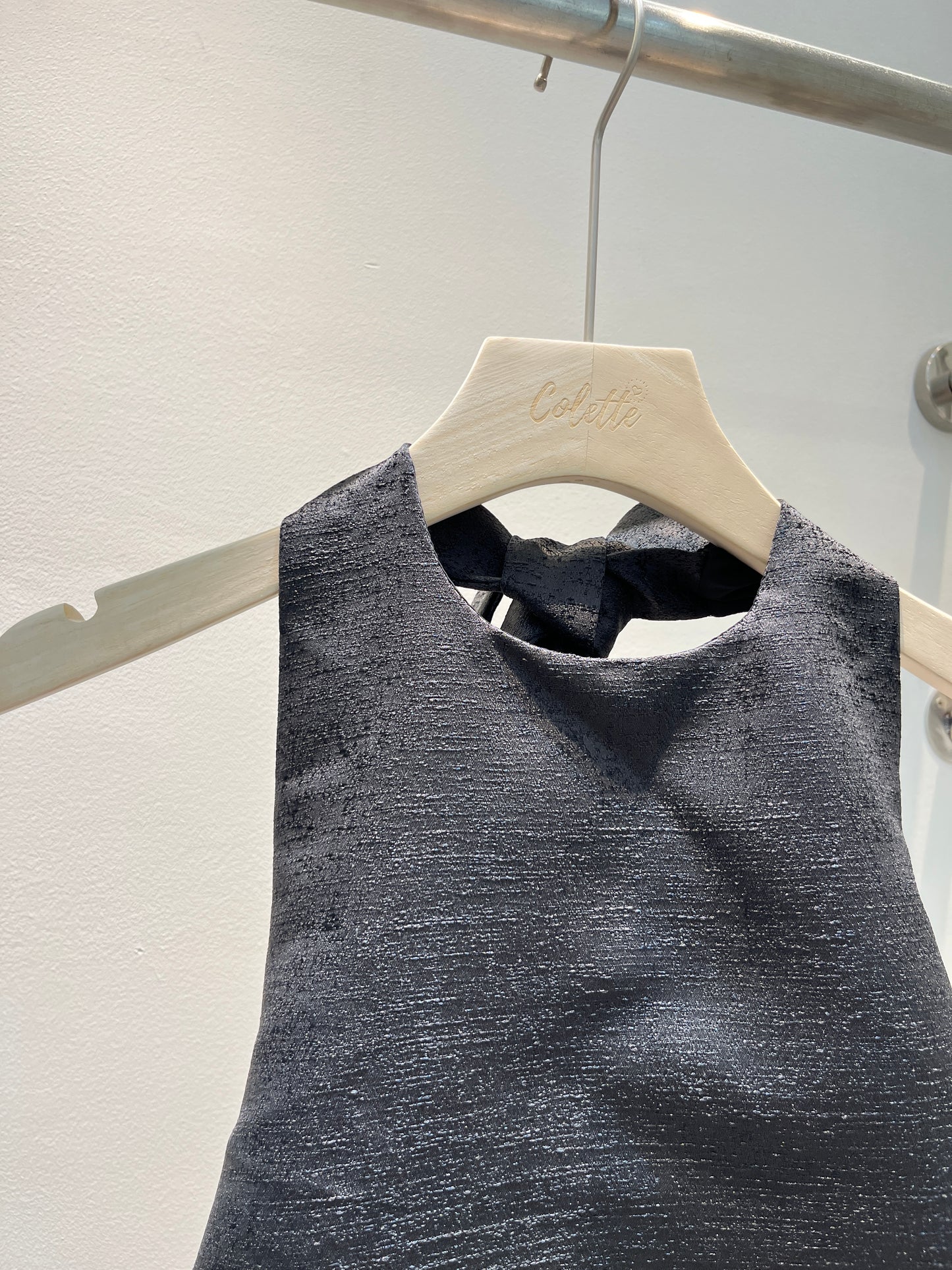 BACKLESS STRUCTURED SLEEVELESS TOP (black)