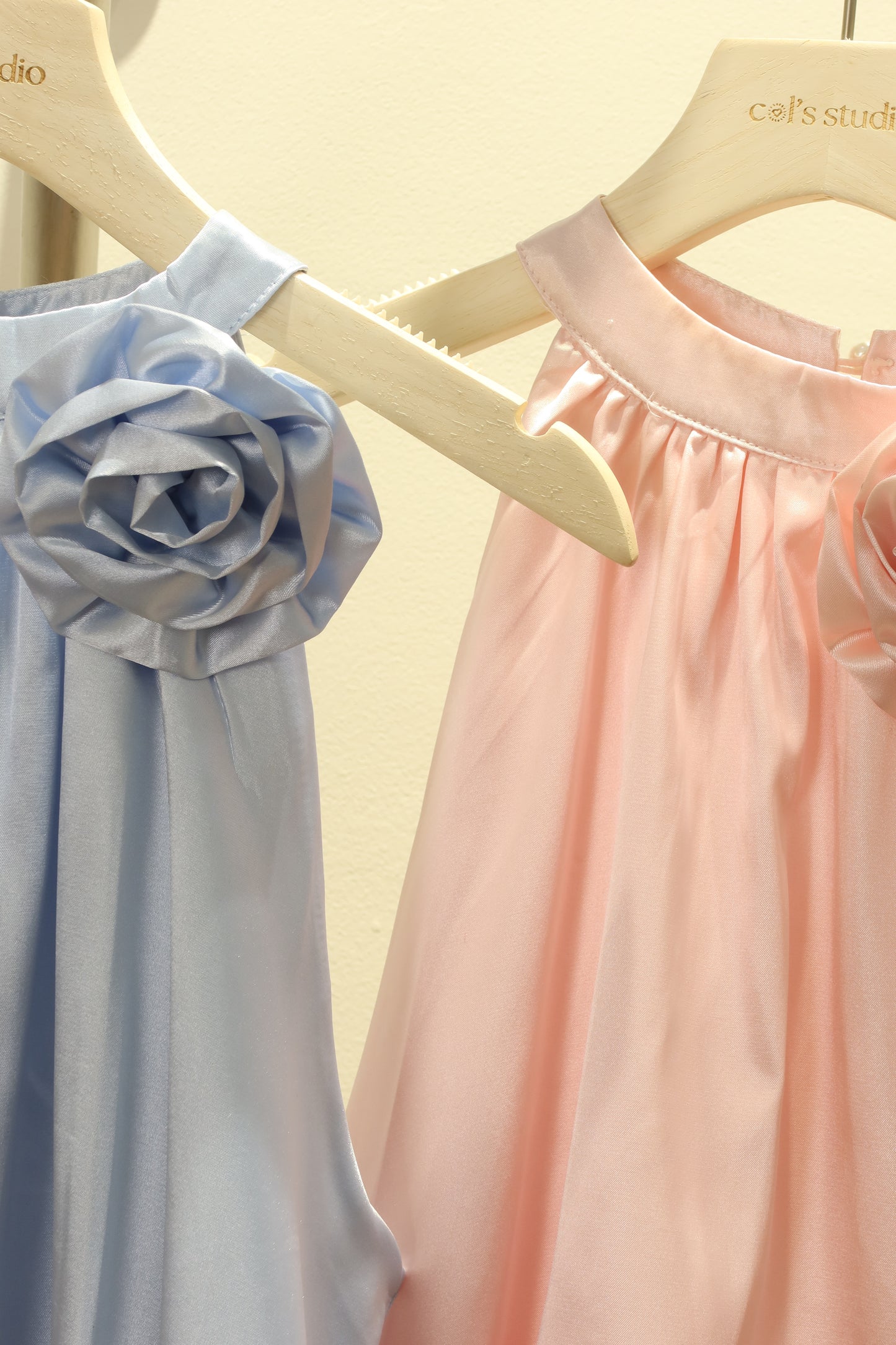 Satin side flower puffy top