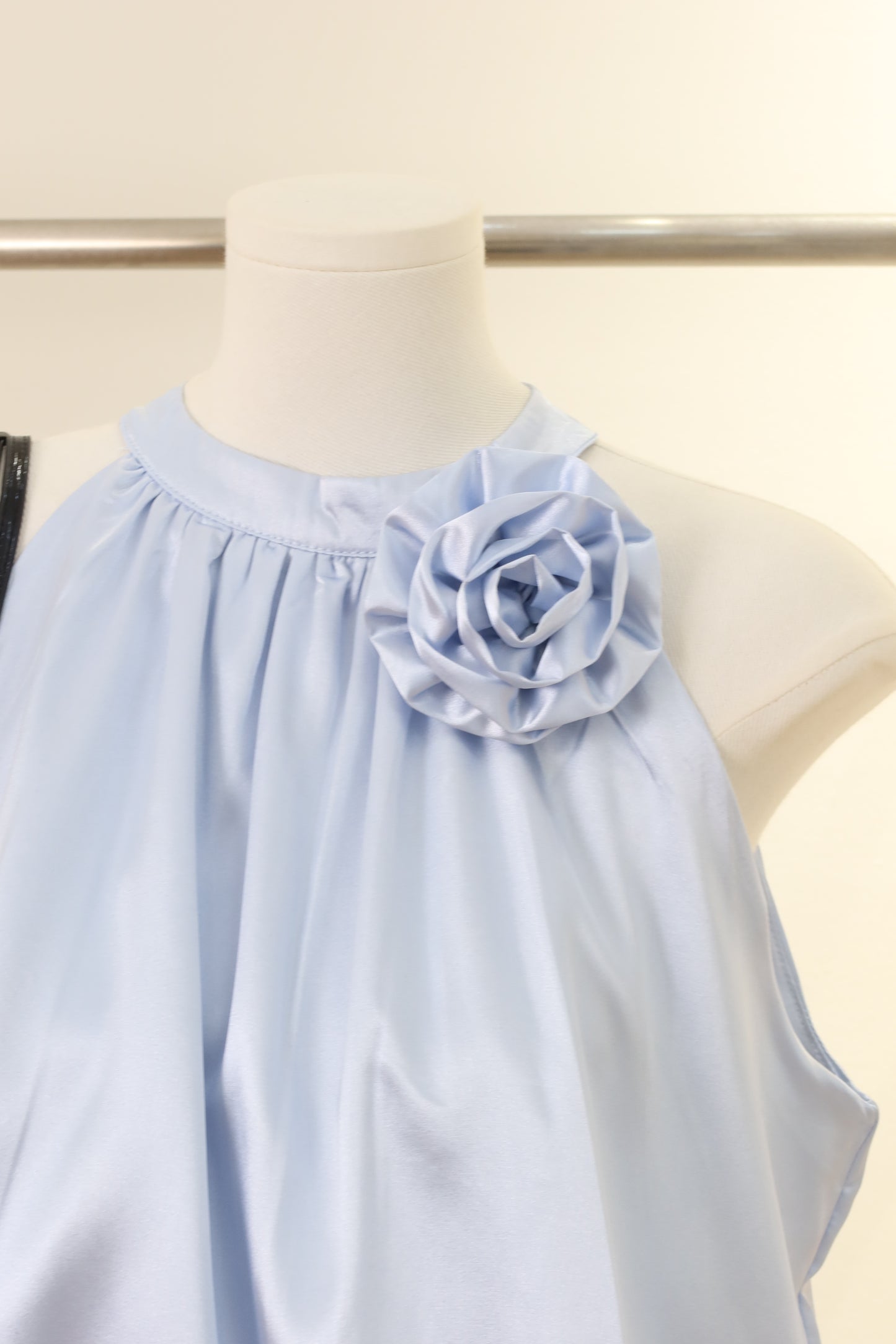 Satin side flower puffy top