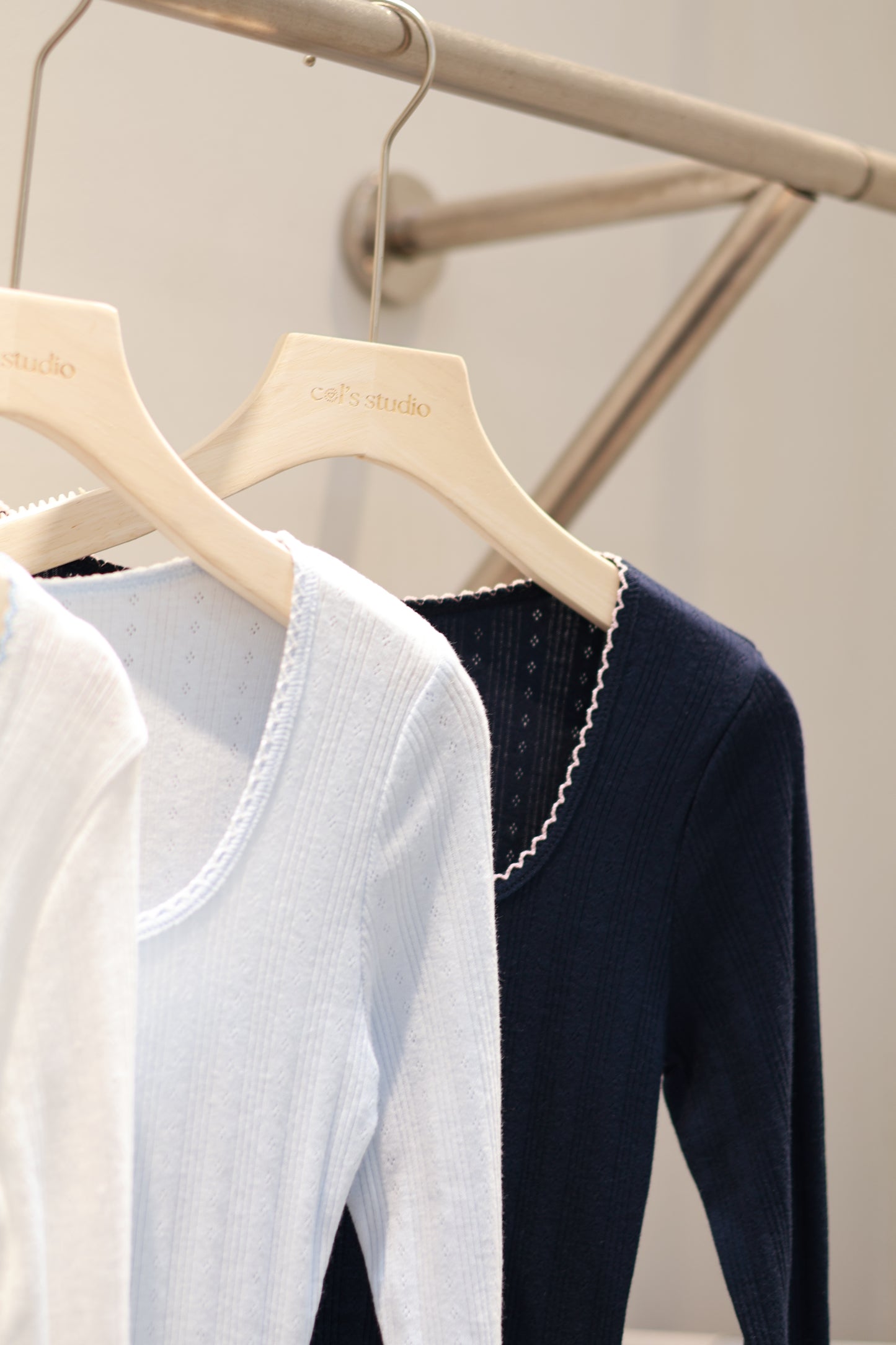 DETAIL WHITE LONG SLEEVE TOP