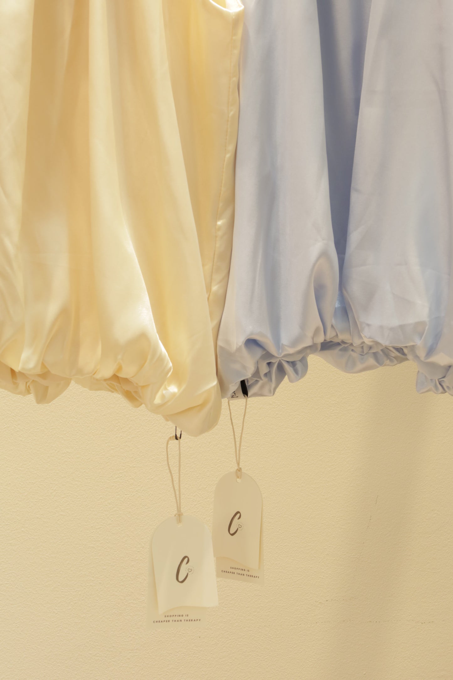 Satin side flower puffy top