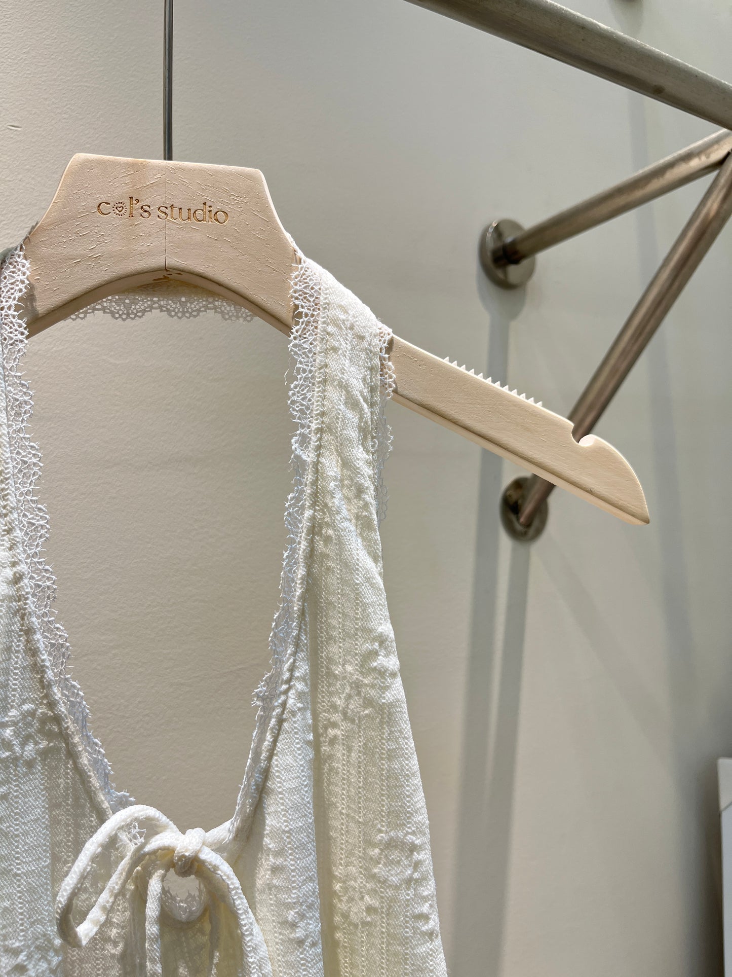 BACKLESS HALTER RIBBON TOP