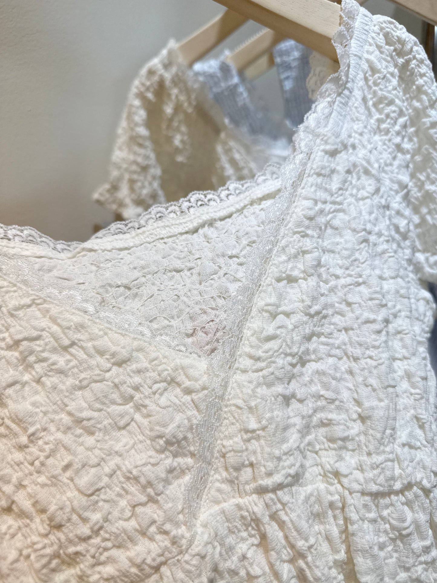 Puffy short sleeve low cut top