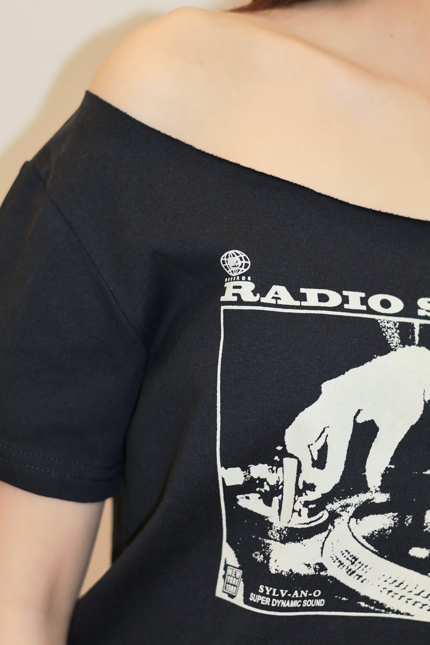 GRAPHIC GRAY SHORT SLEEVE TOP