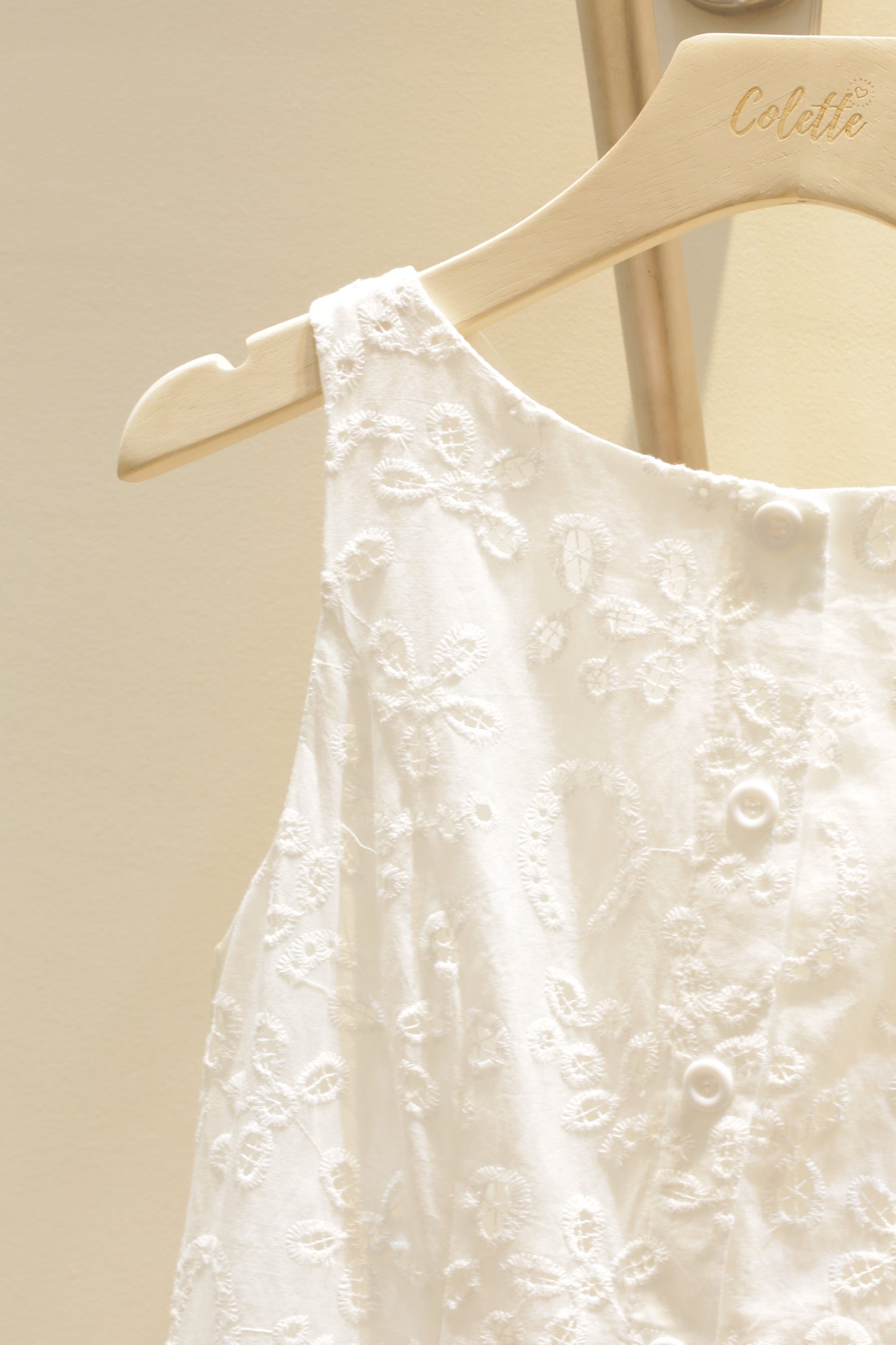 SLEEVELESS embroidered dress