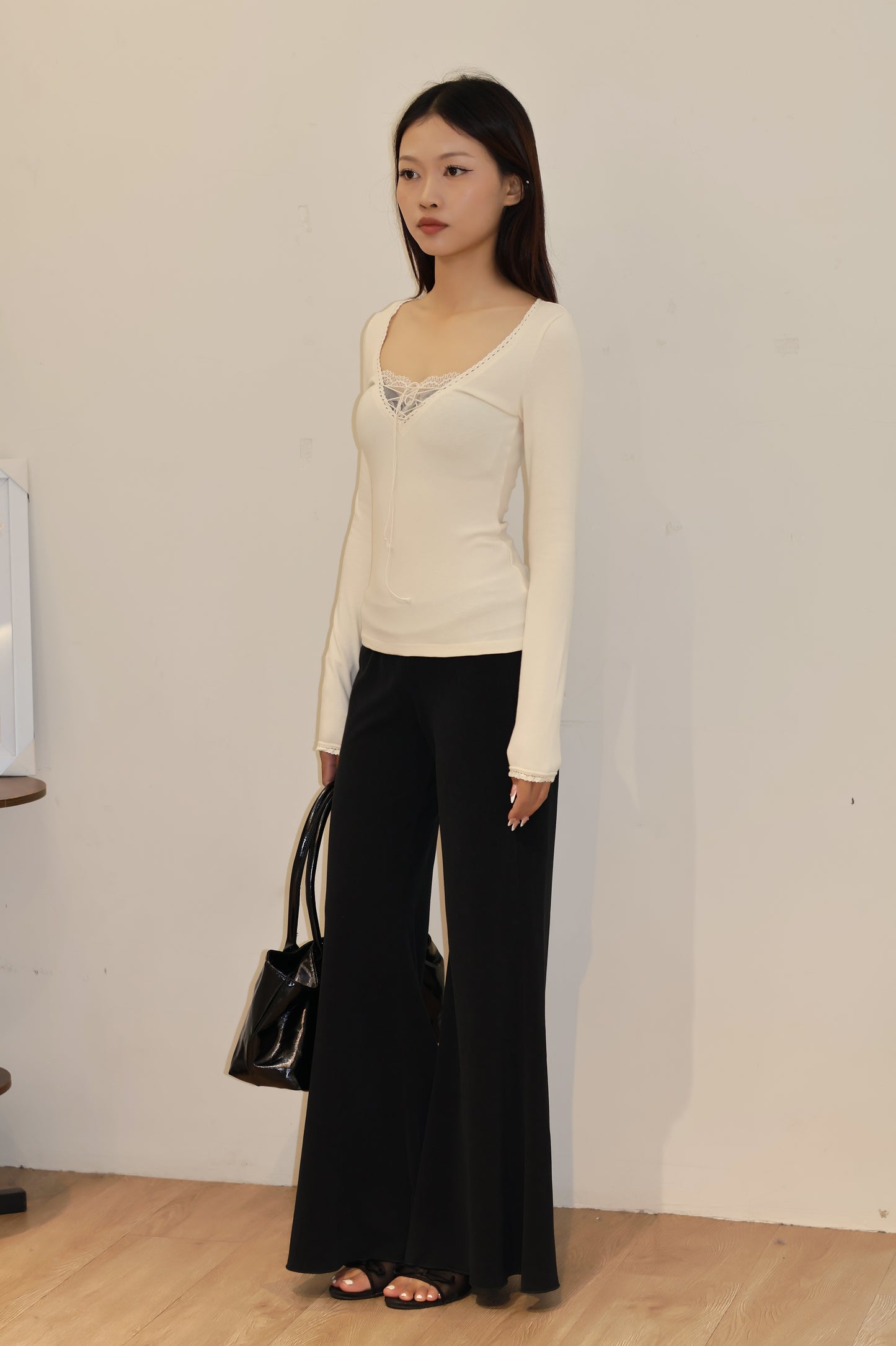 LACE TIED V NECK LONG SLEEVE CREAM
