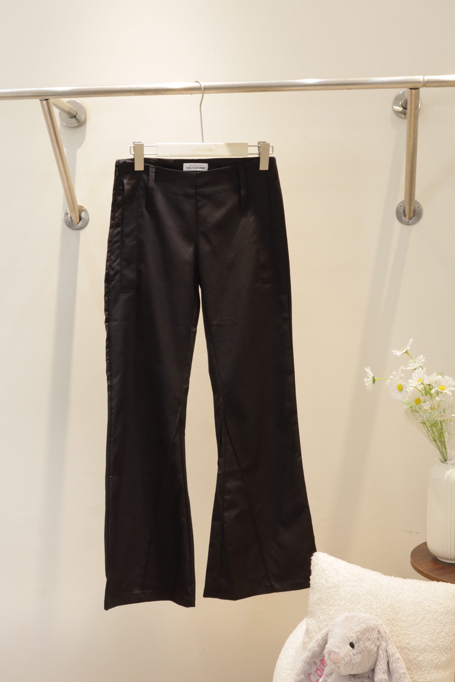 Low waist v cut trousers