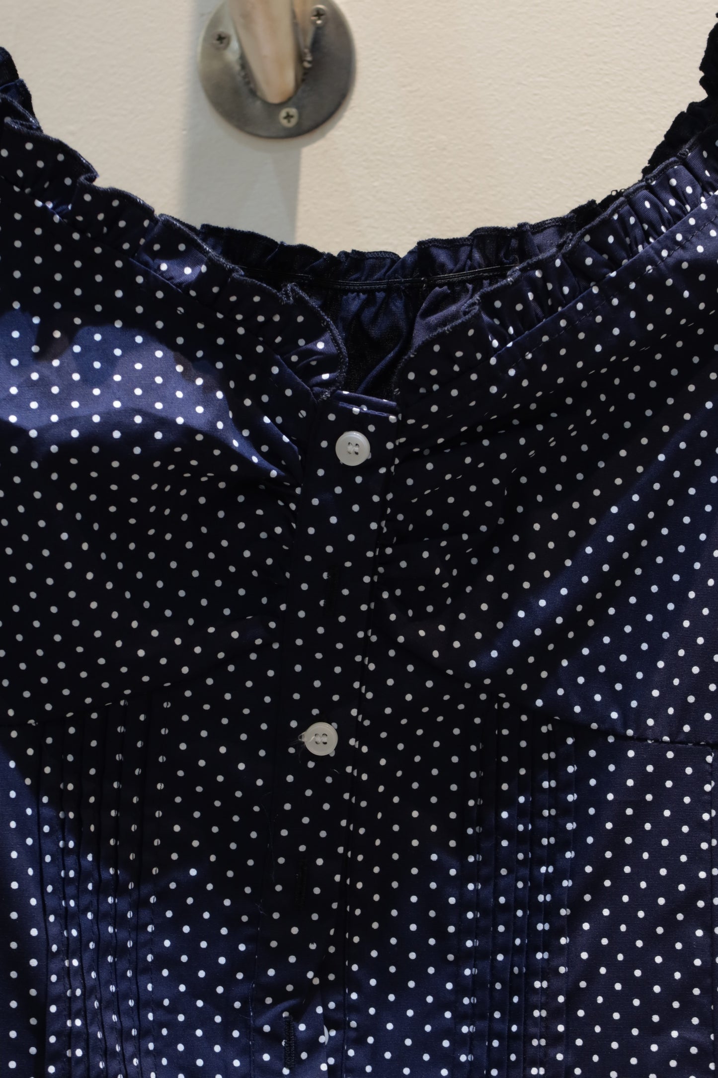 BM polkadot buttoned v top