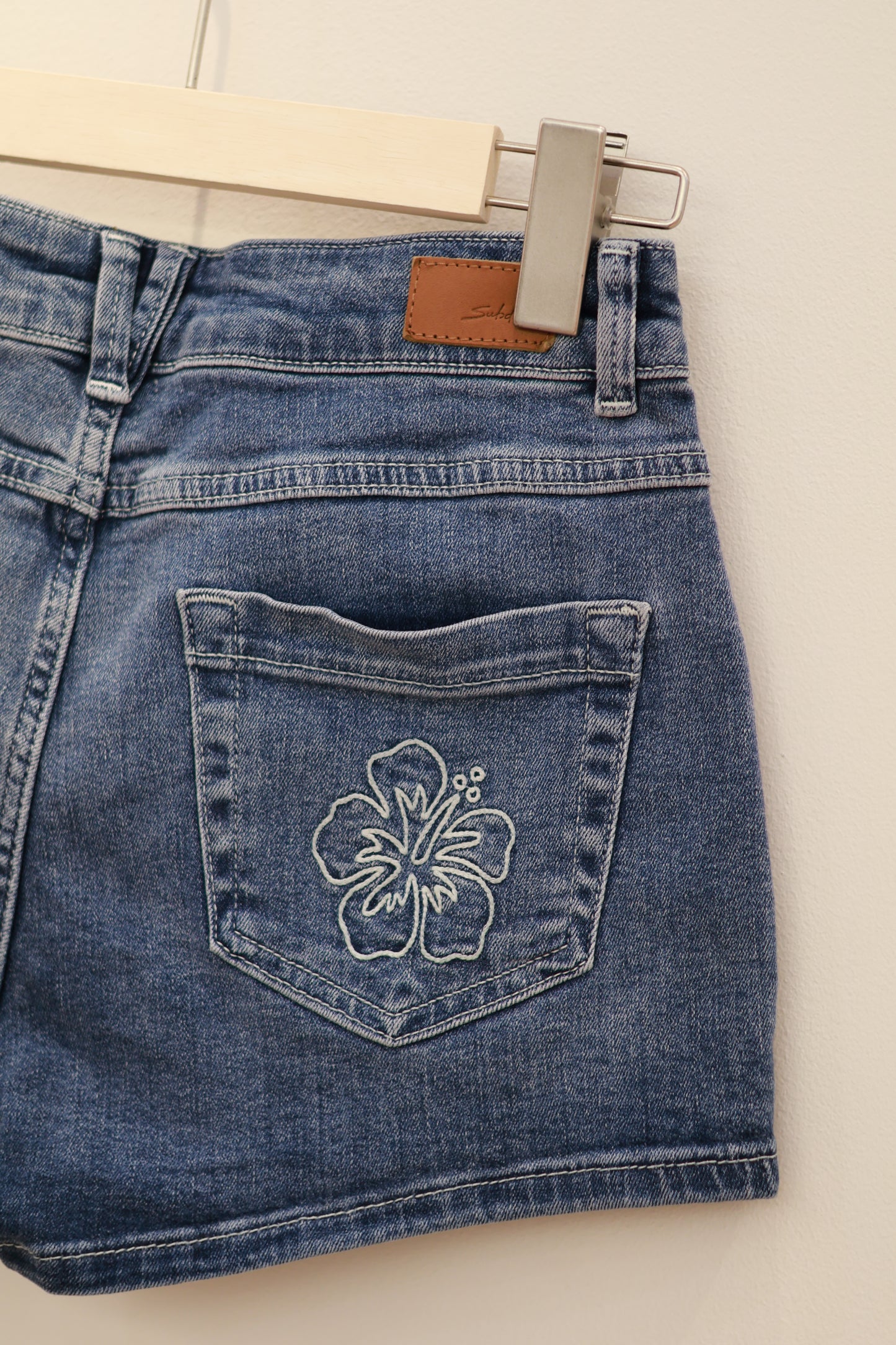 SUBDUED FLOWER SHORTS
