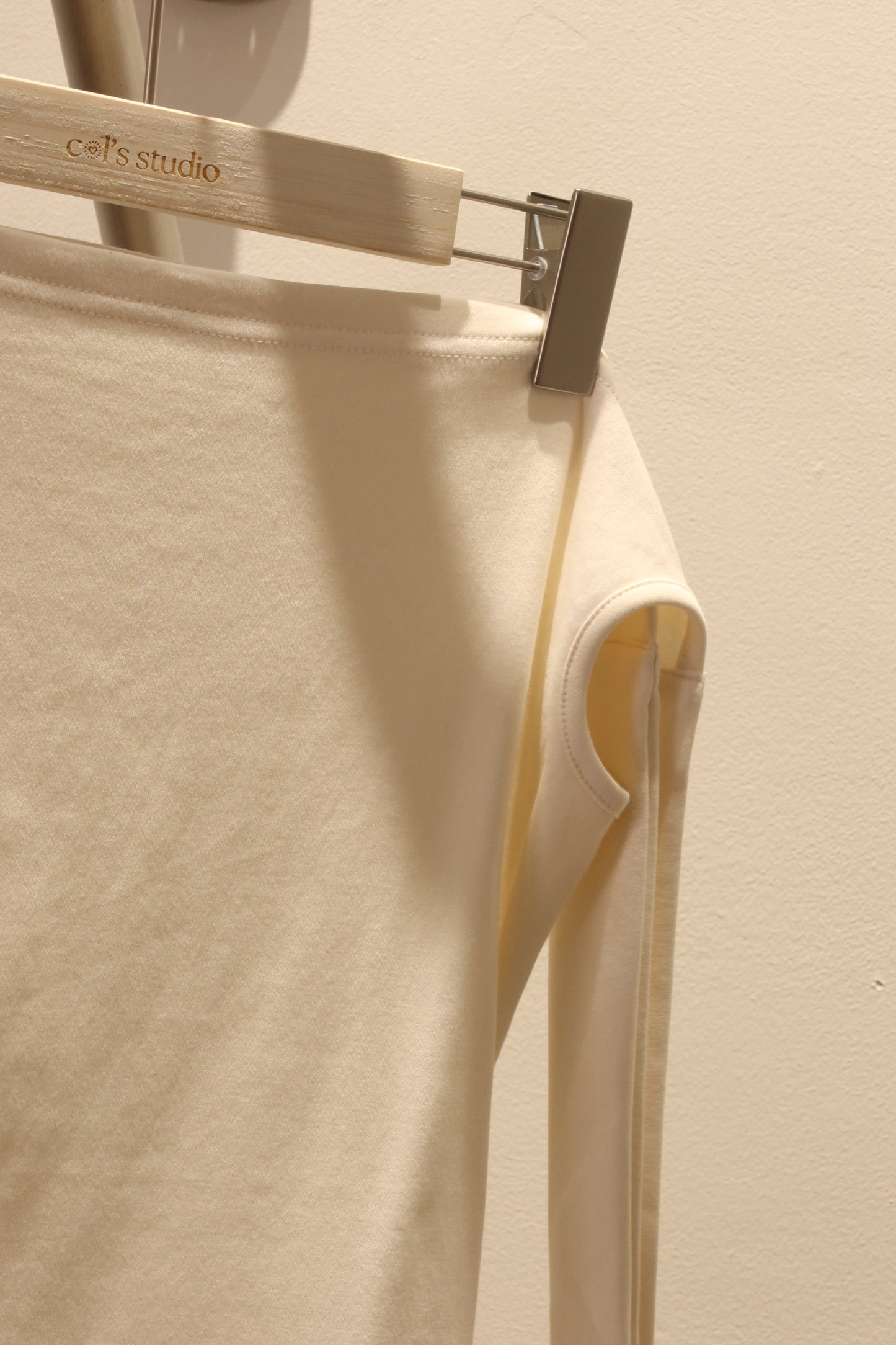 BIEGE TIED HALF SHOULDER