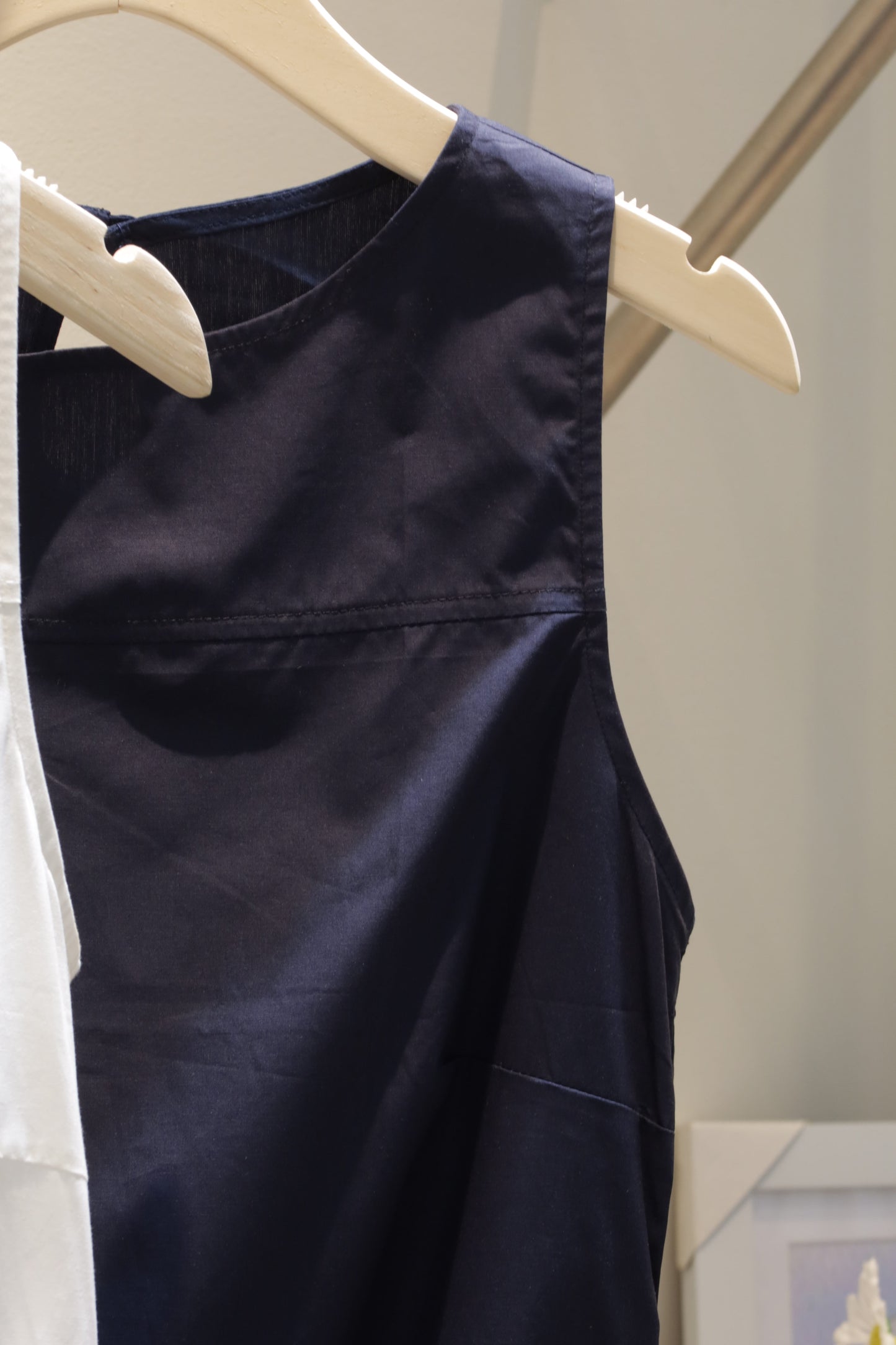 sleeveless boat neck top