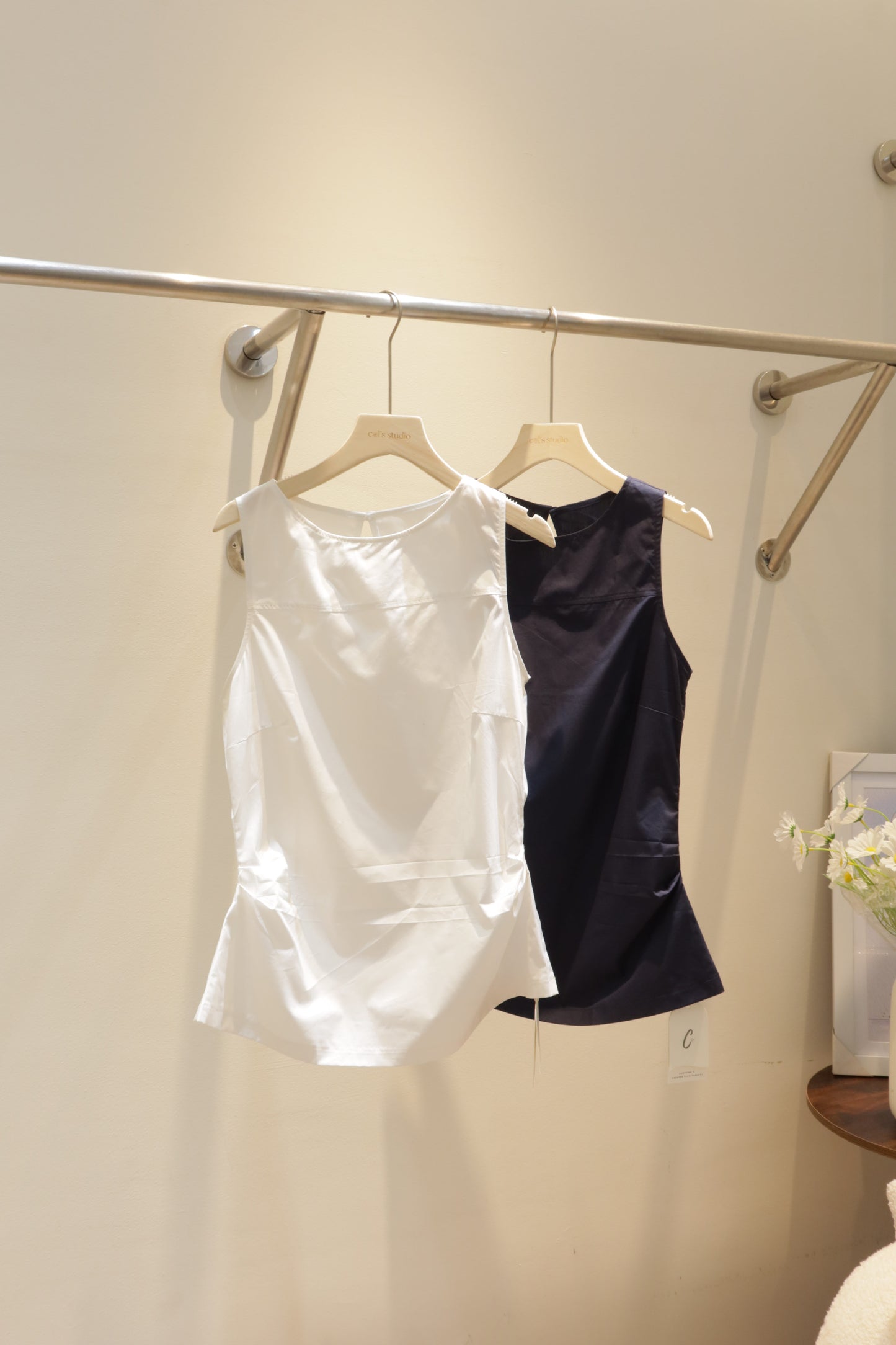 sleeveless boat neck top