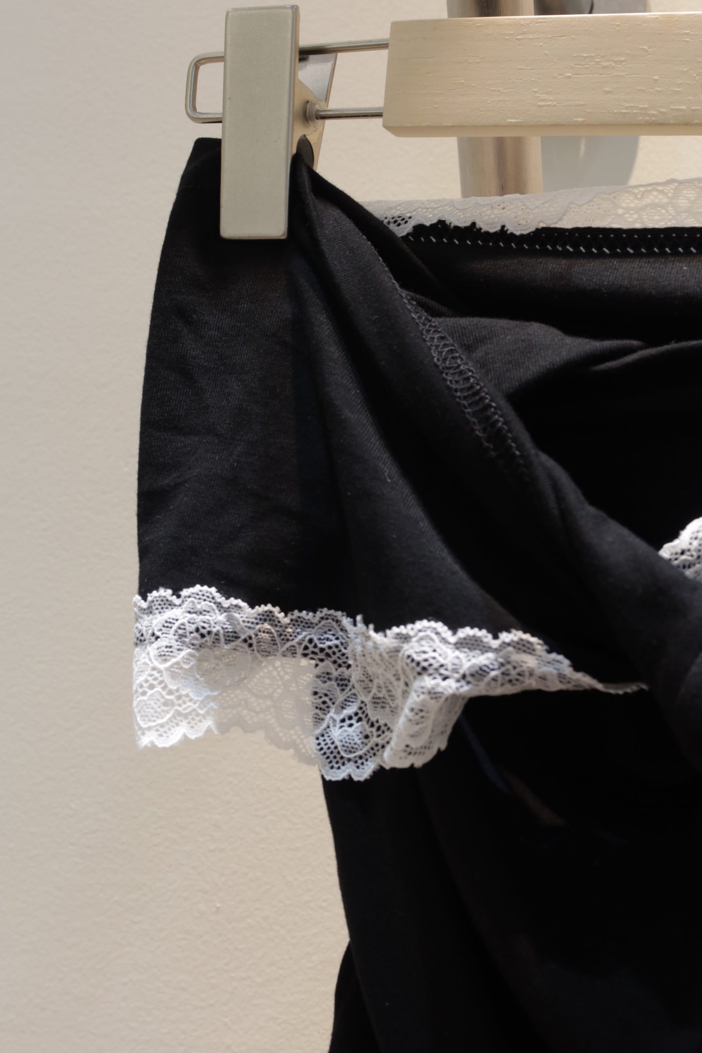 Lace accent black OS top