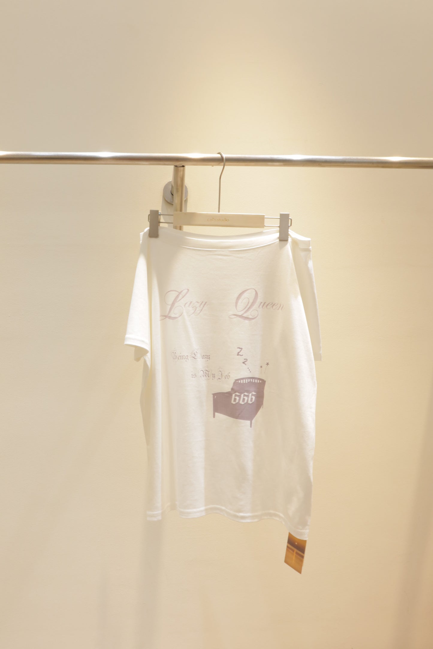 Lazy queen Half shoulder tee