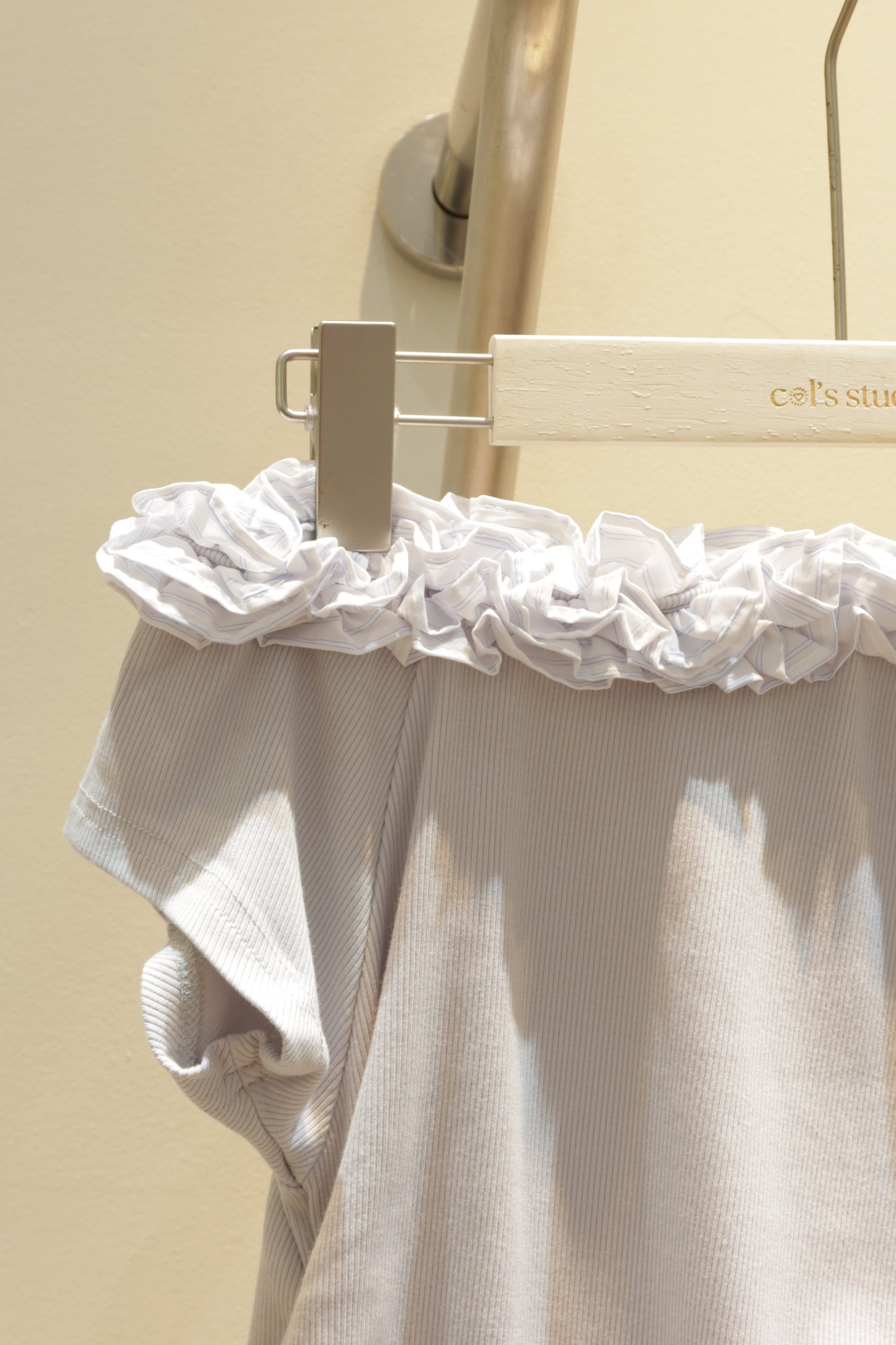 Blue flower round detail top