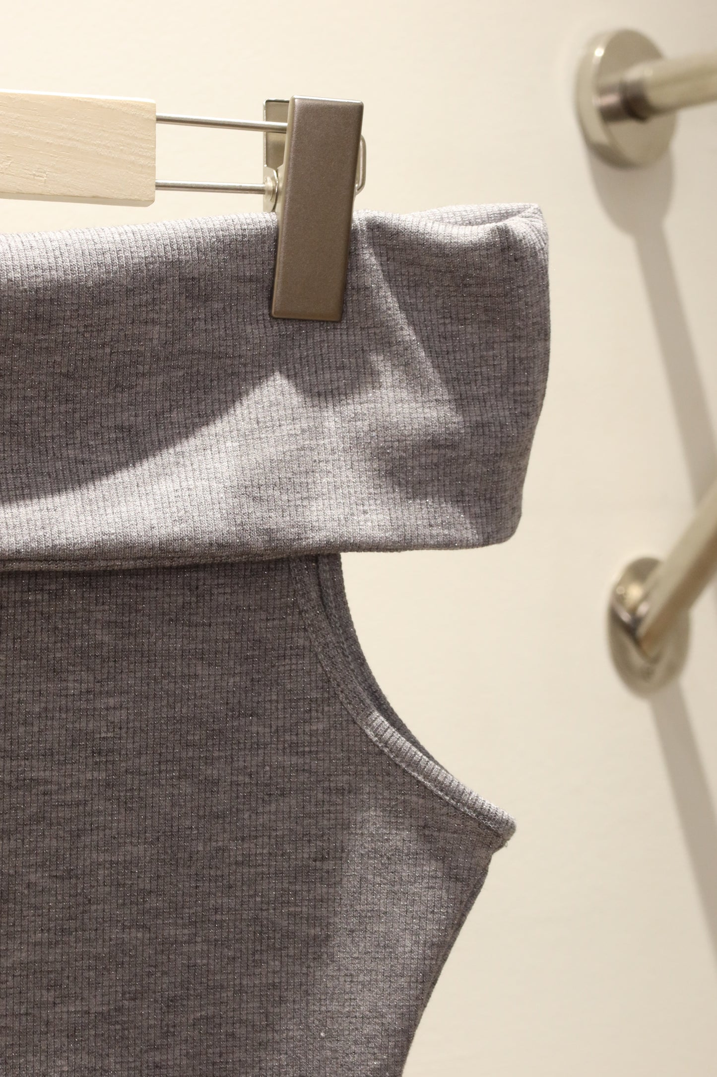 MID TWIST OFF SHOULDER