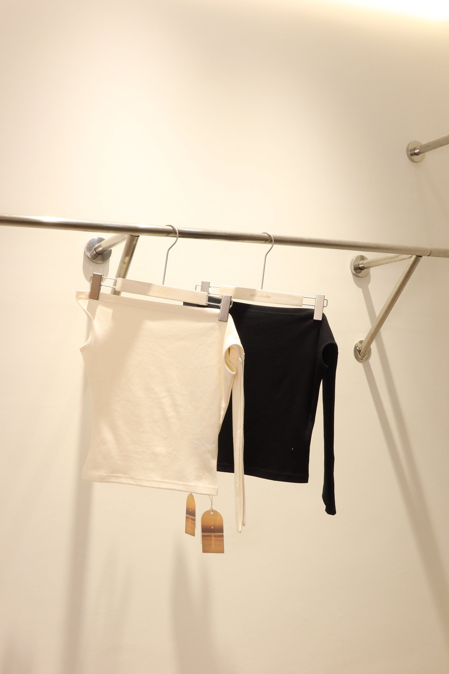 TIED HALF SHOULDER TOP