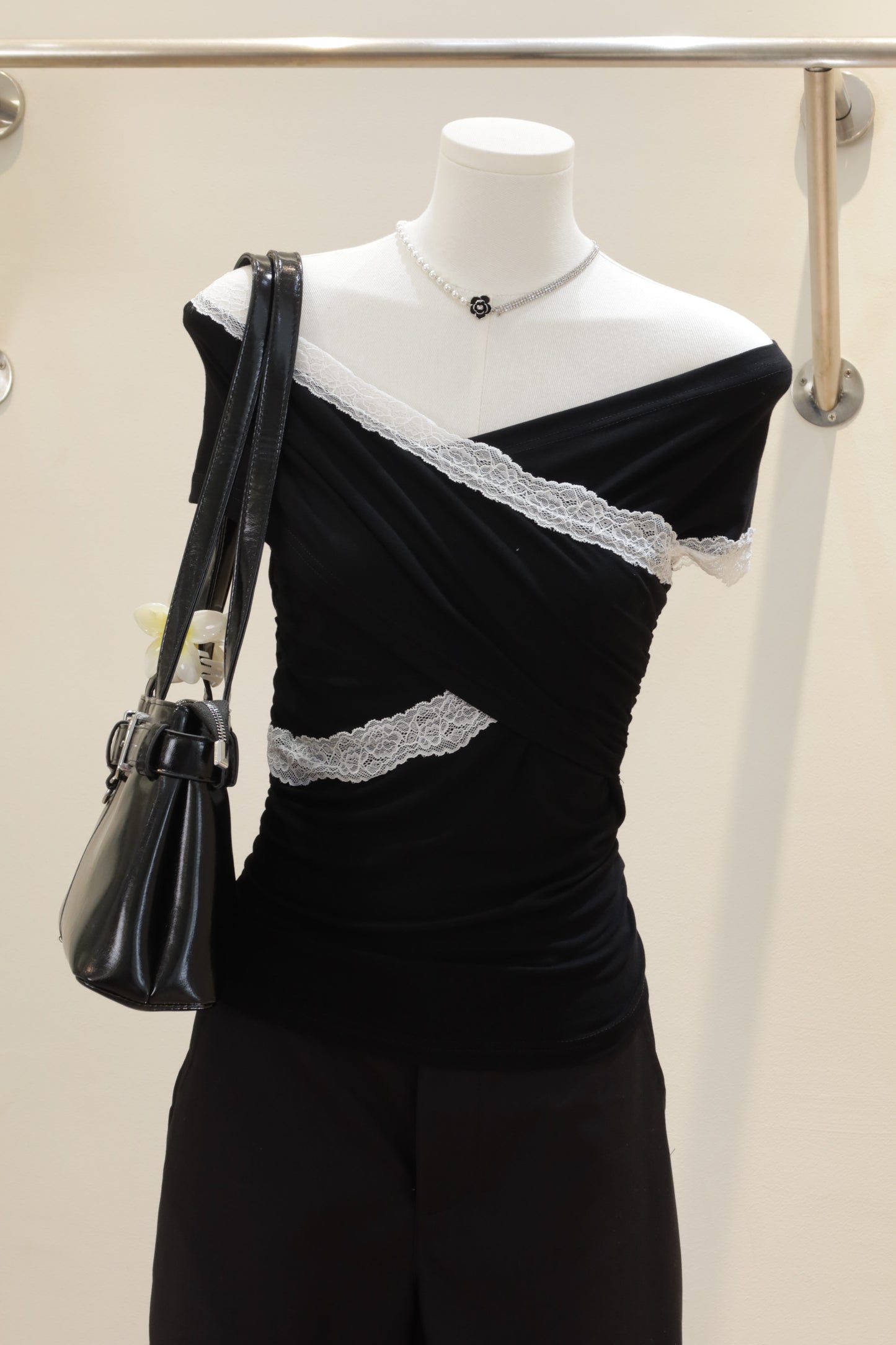 Lace accent black OS top