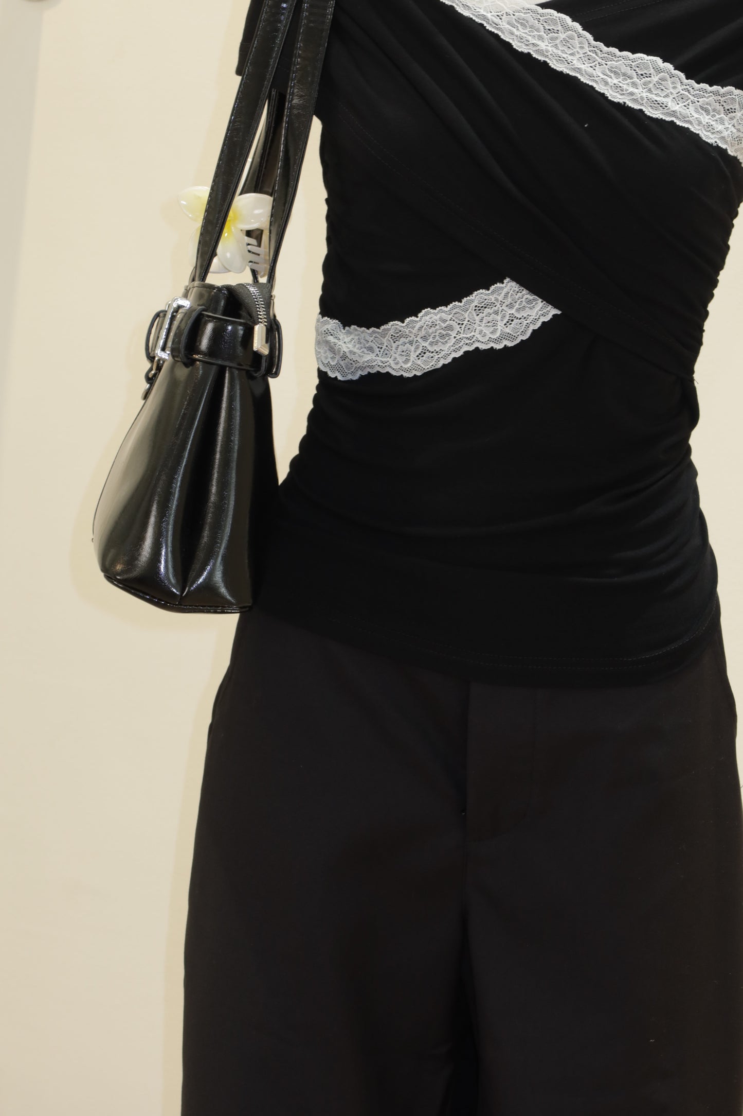 Lace accent black OS top