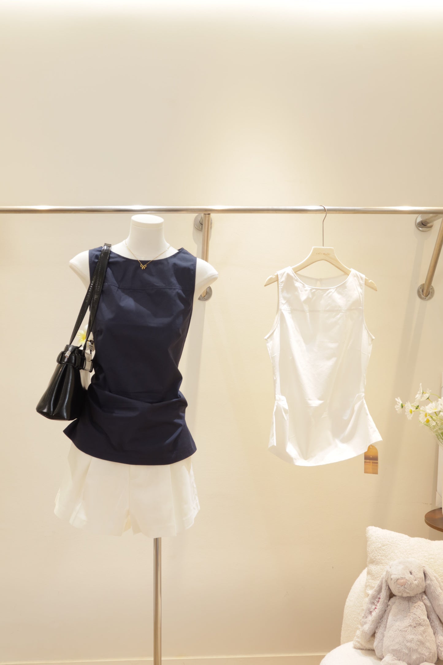 sleeveless boat neck top