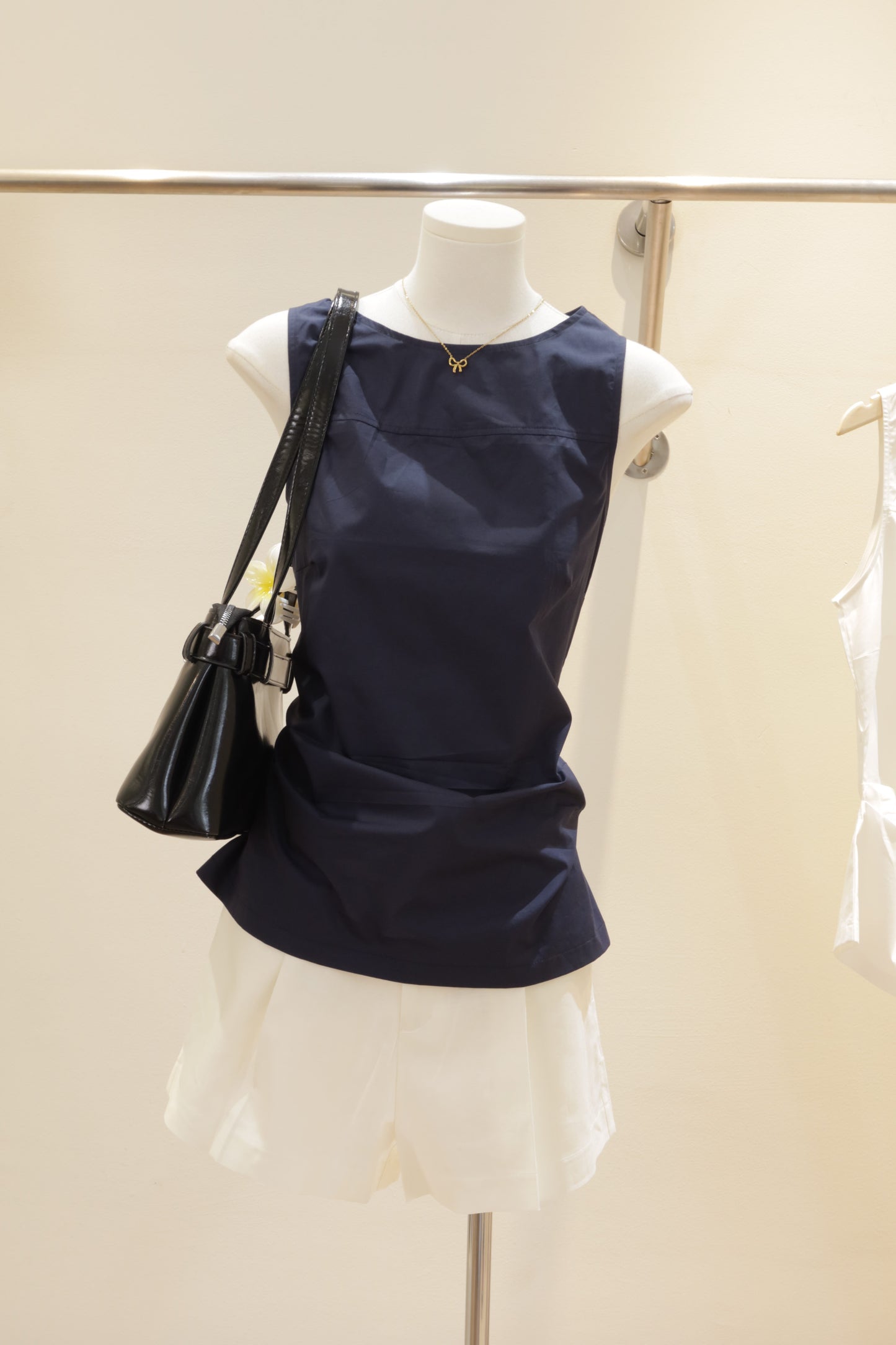 sleeveless boat neck top