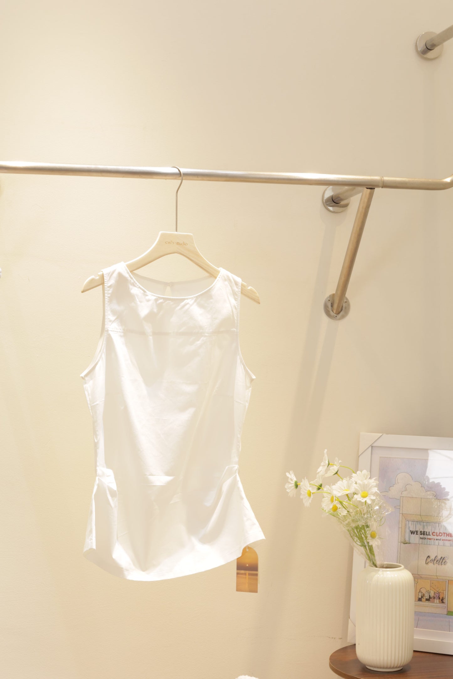 sleeveless boat neck top