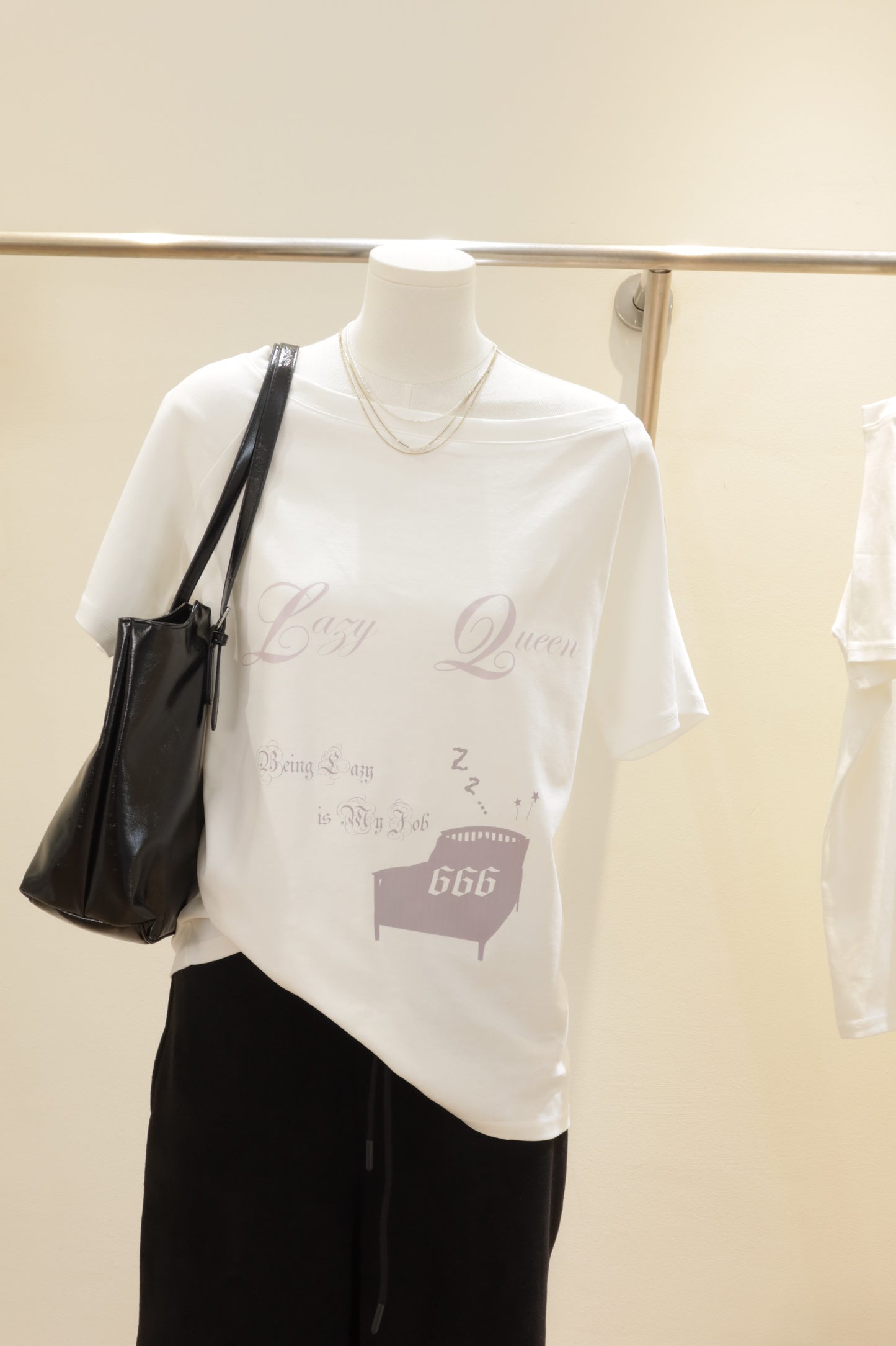 Lazy queen Half shoulder tee