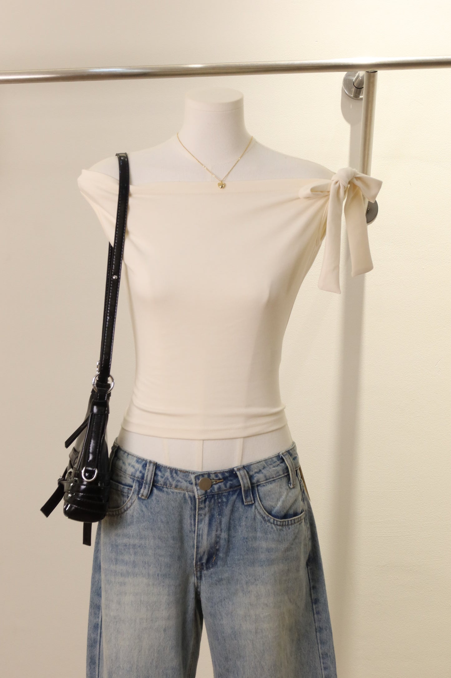 TIED HALF SHOULDER TOP