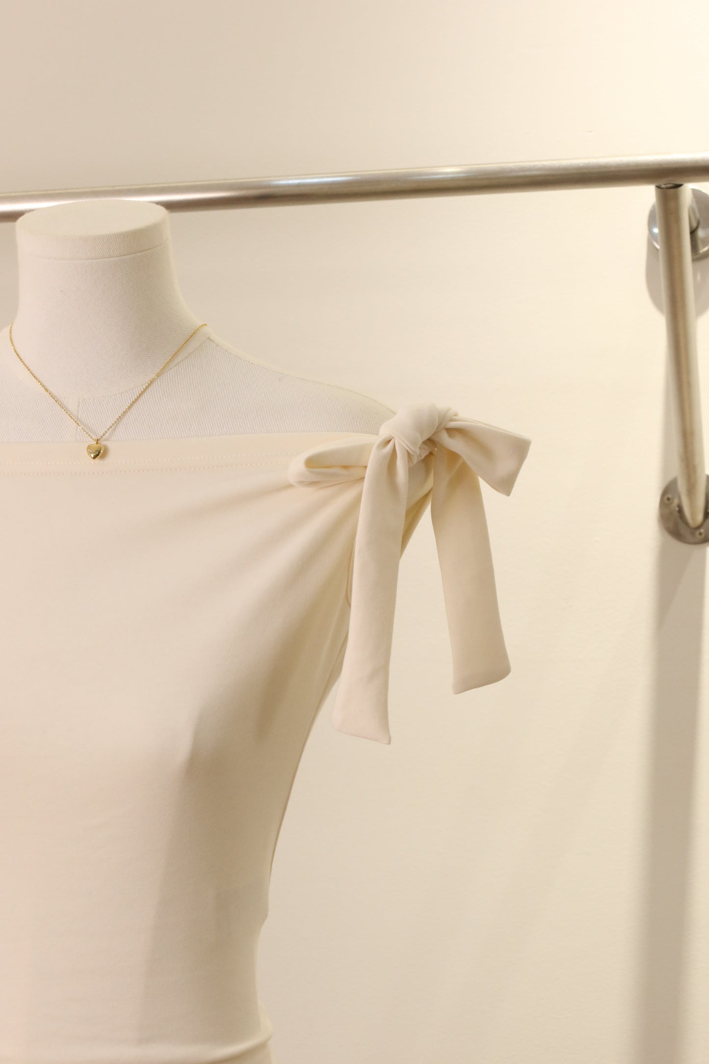 TIED HALF SHOULDER TOP