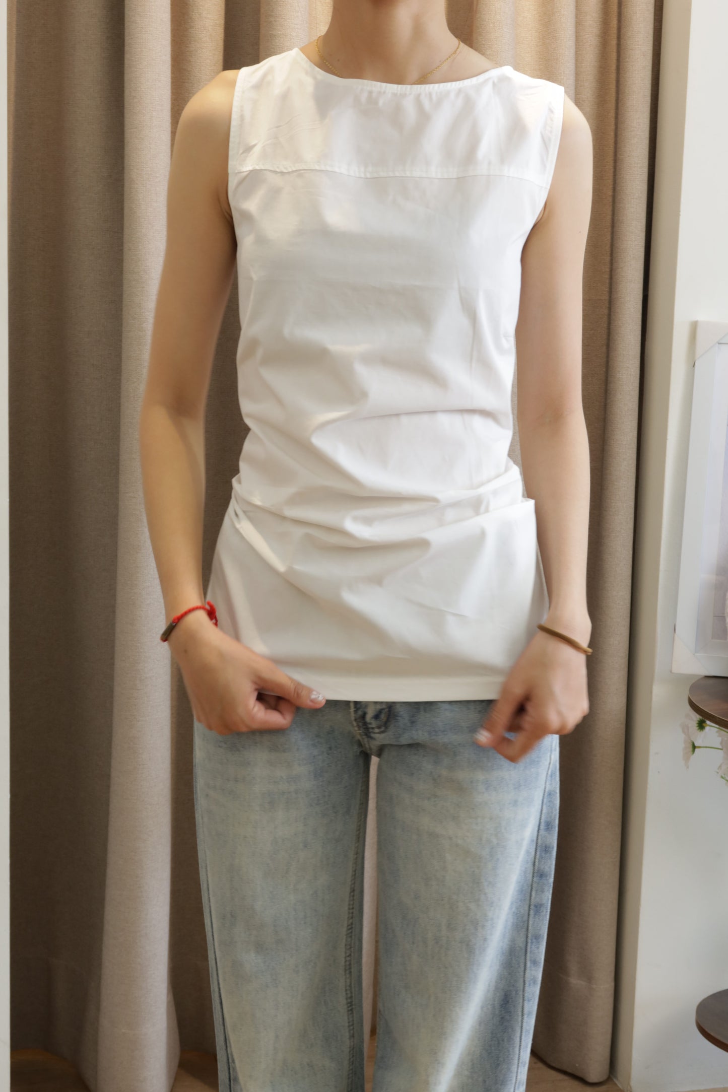 sleeveless boat neck top