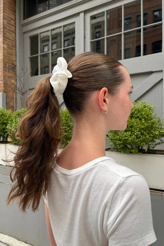 BRANDY RIBBED SCRUNCHIE- WHITE