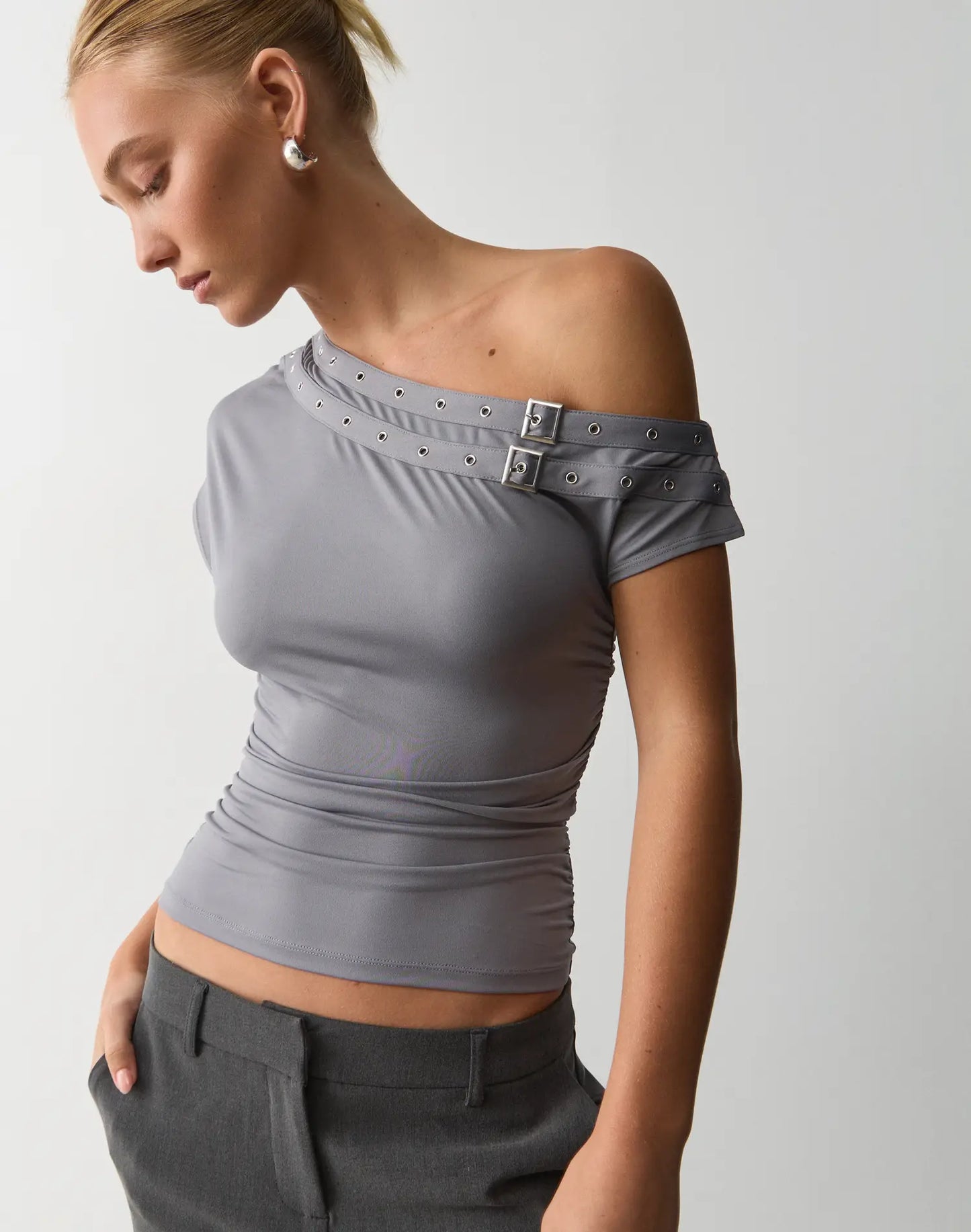 GLASSONS Off Shoulder Knit Top