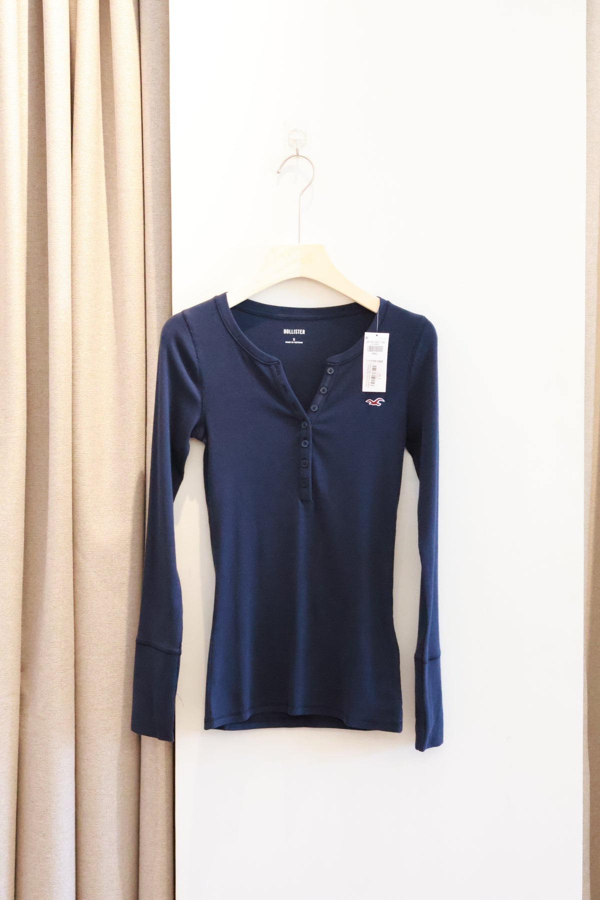 HOLLISTER Long Sleeve Seagull Graphic Fitted Top