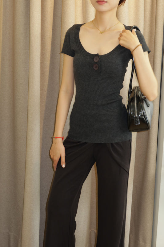 Knitted 2 buttoned SS top
