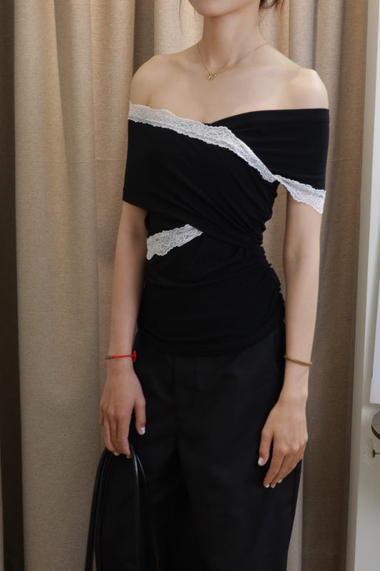 Lace accent black OS top