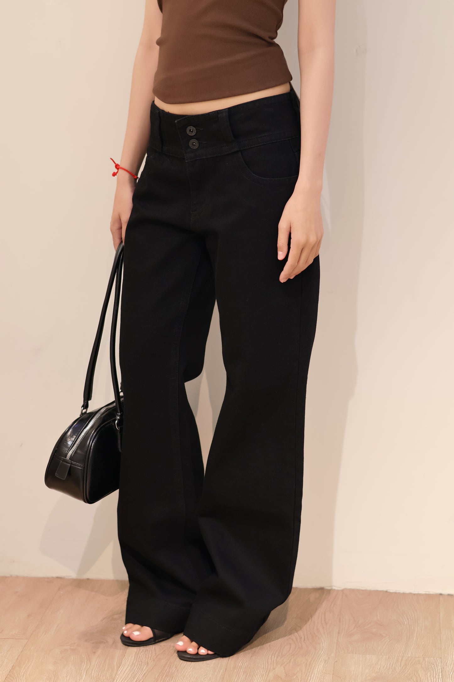 DOUBLE BUTTONED MID RISE CARGO JEANS