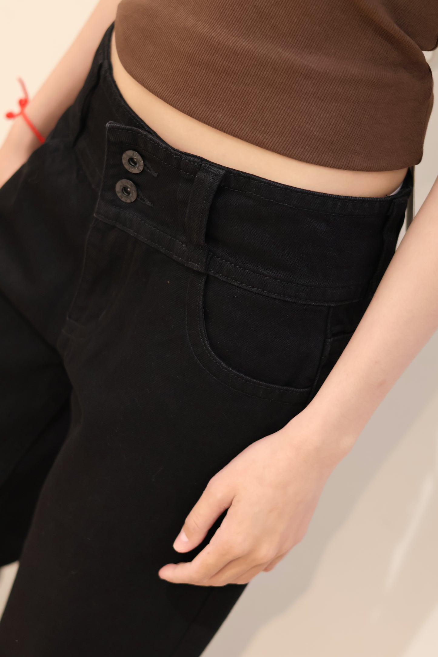 DOUBLE BUTTONED MID RISE CARGO JEANS