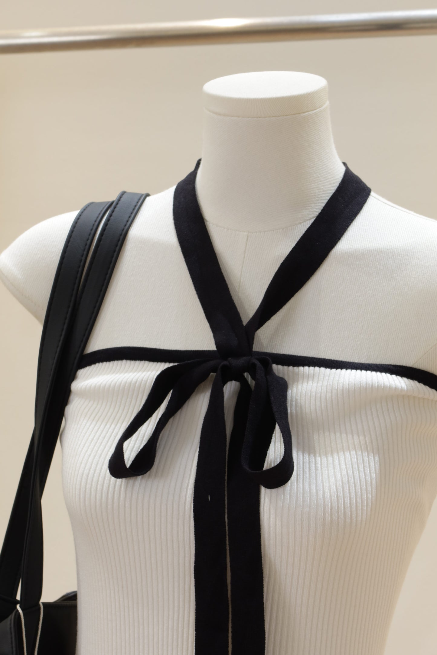 Knitted neck tie top