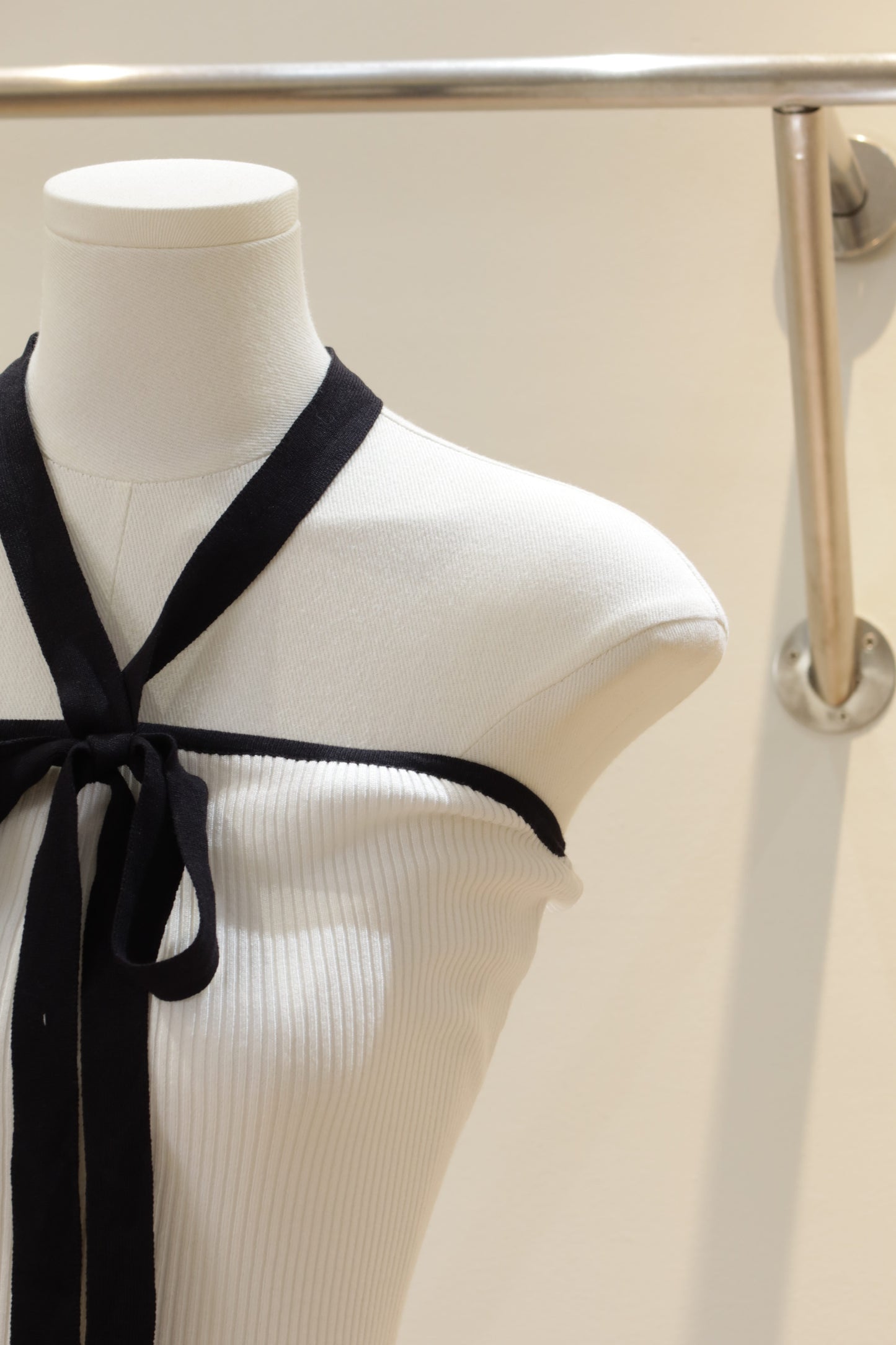 Knitted neck tie top