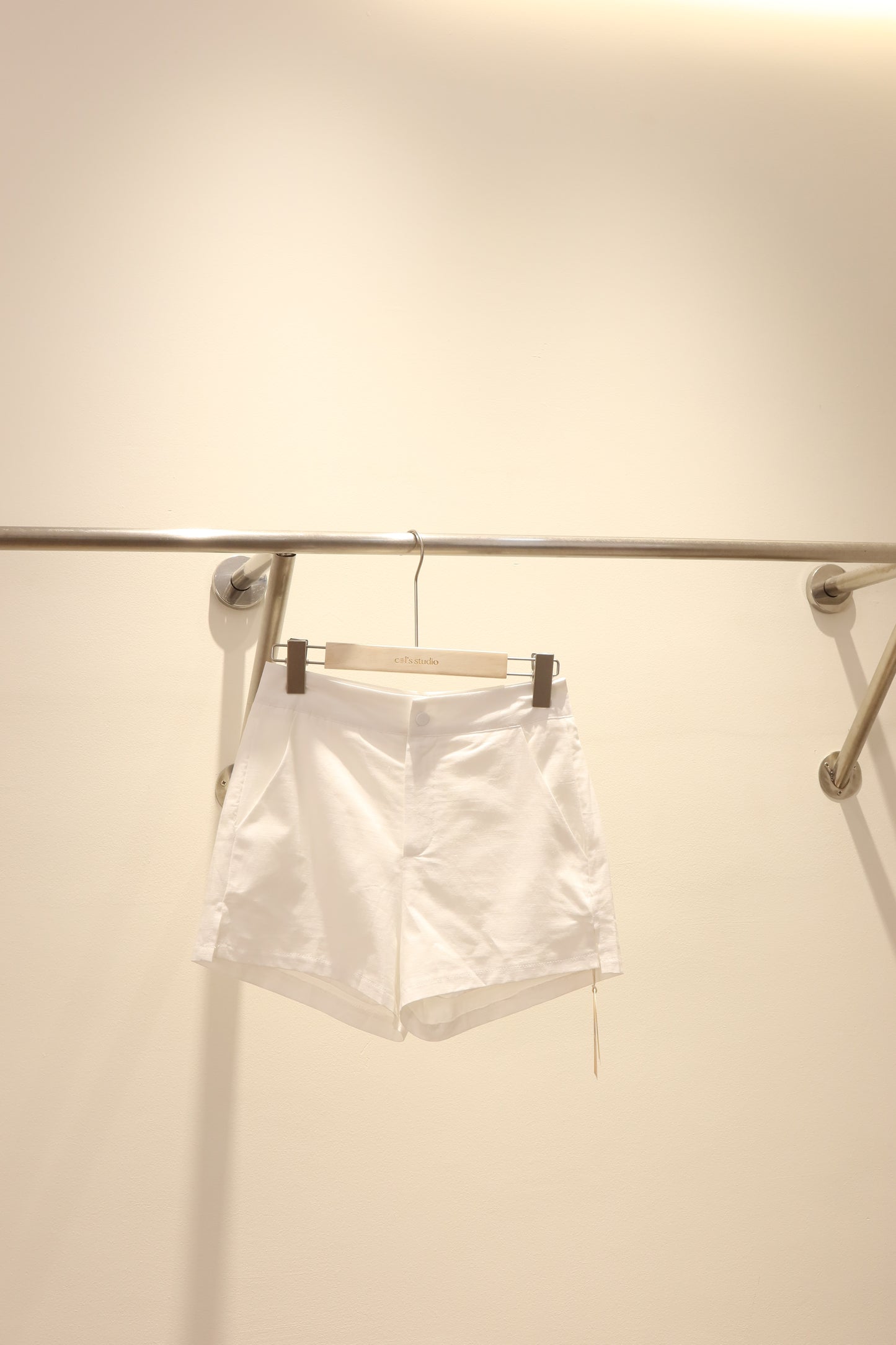WHITE LINEN SHORTS