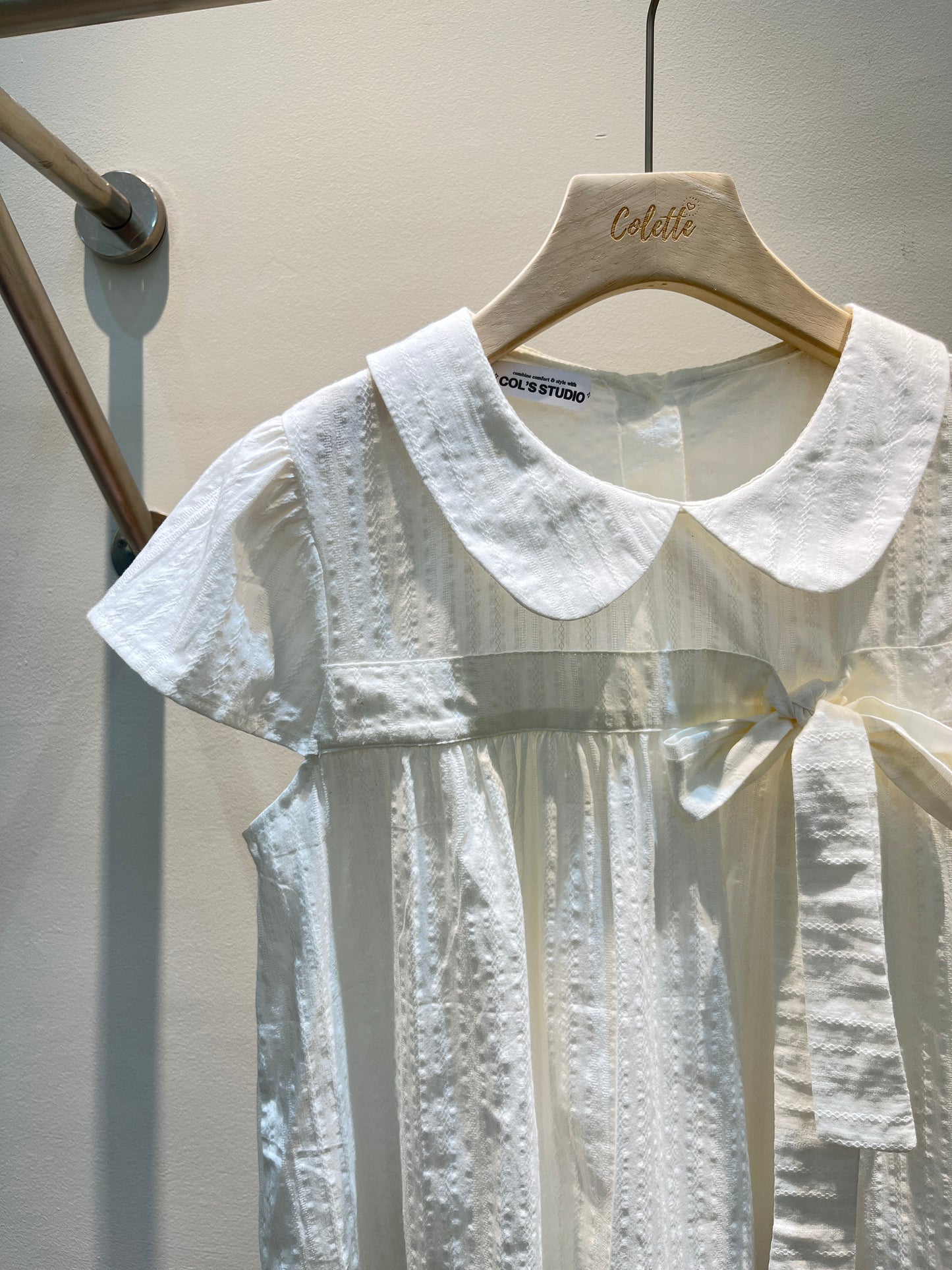 WHITE COLLAR TIED BLOUSE