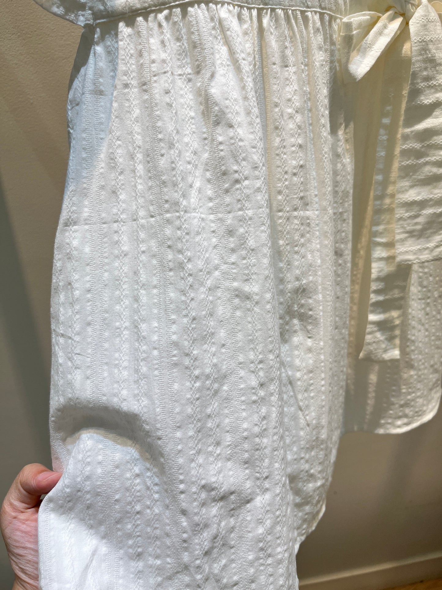 WHITE COLLAR TIED BLOUSE