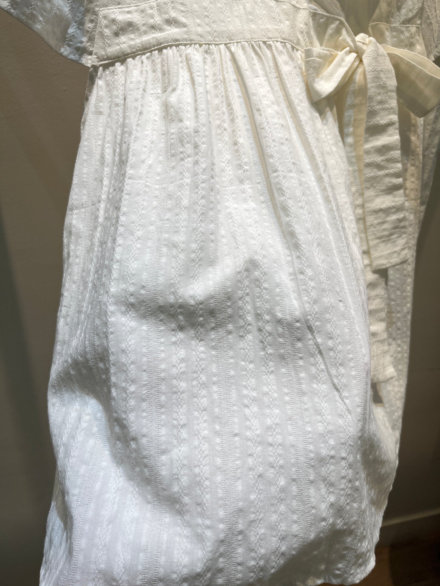 WHITE COLLAR TIED BLOUSE