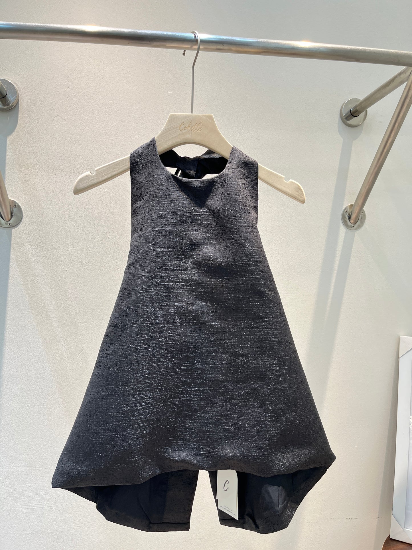 BACKLESS STRUCTURED SLEEVELESS TOP (black)