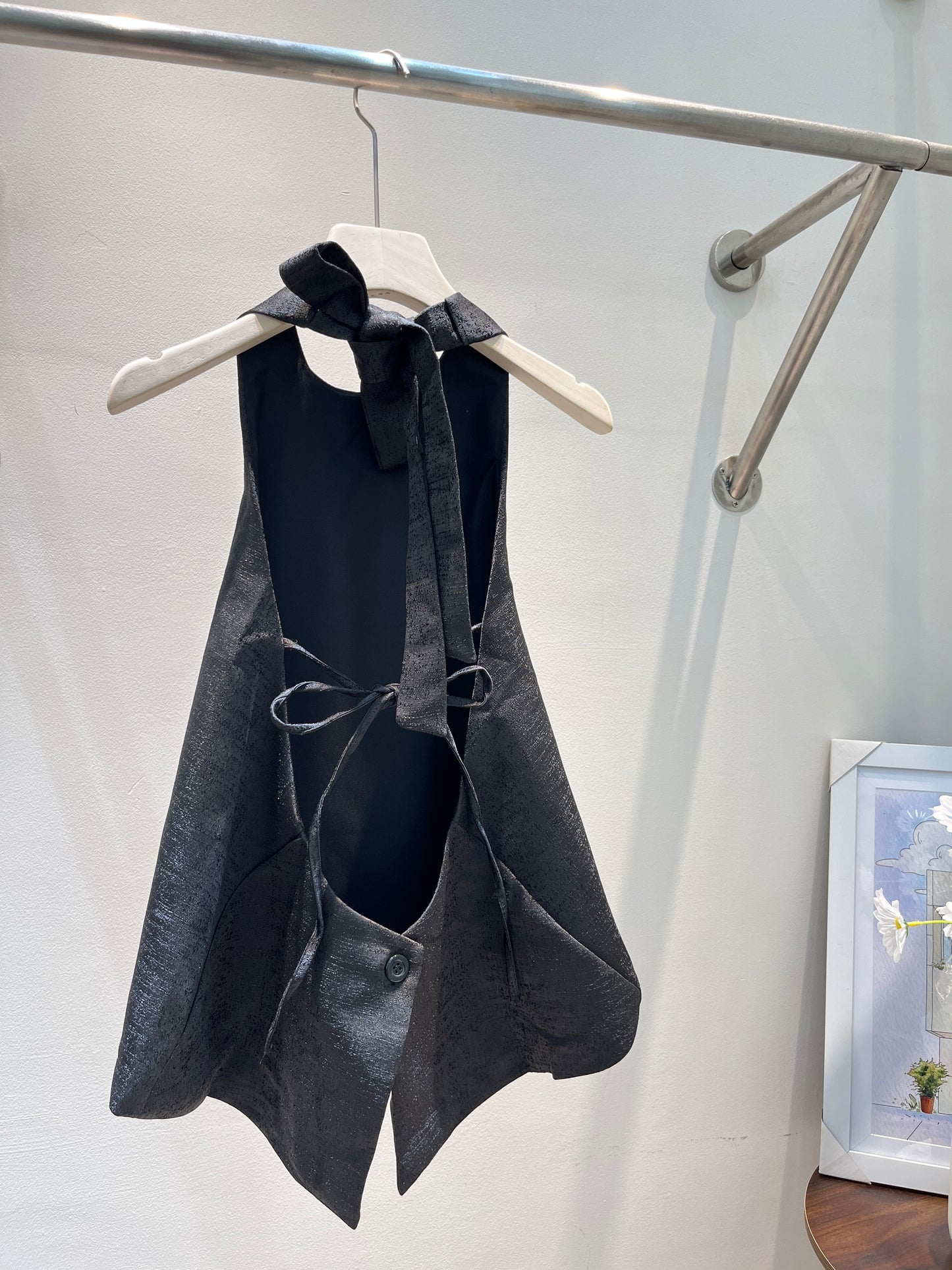 BACKLESS STRUCTURED SLEEVELESS TOP (black)